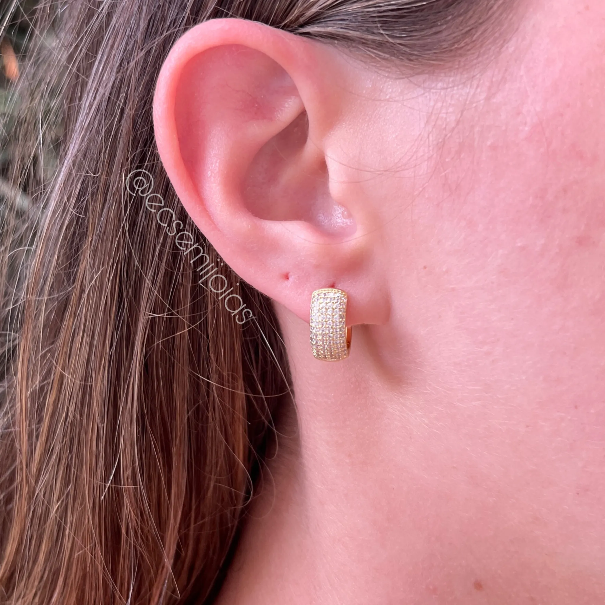 Brinco argola cravejada 6 fileiras - 6x14 mm - banhado a ouro 18k