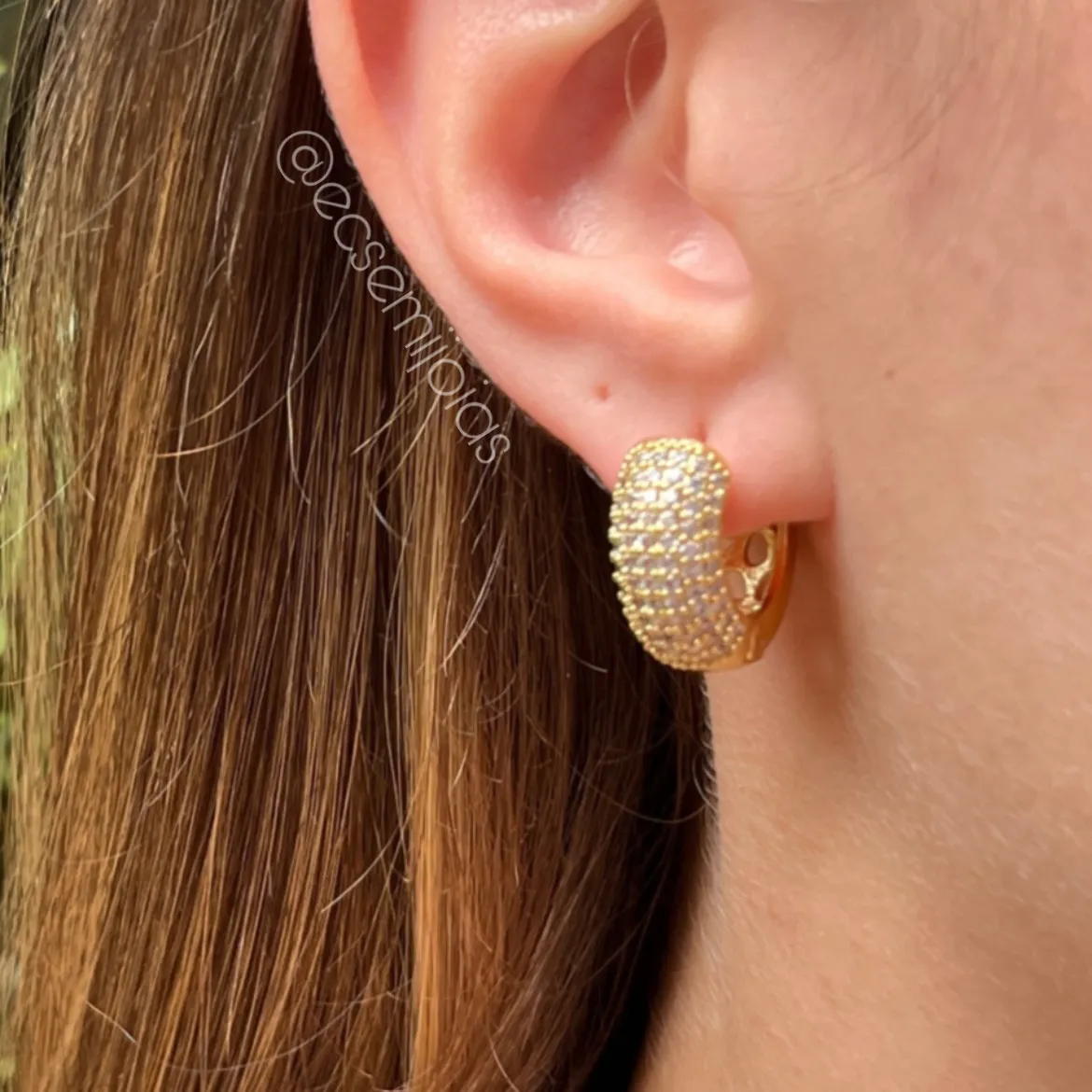 Brinco argola cravejada 7 fileiras  M - 8x20mm - banhado a ouro 18k