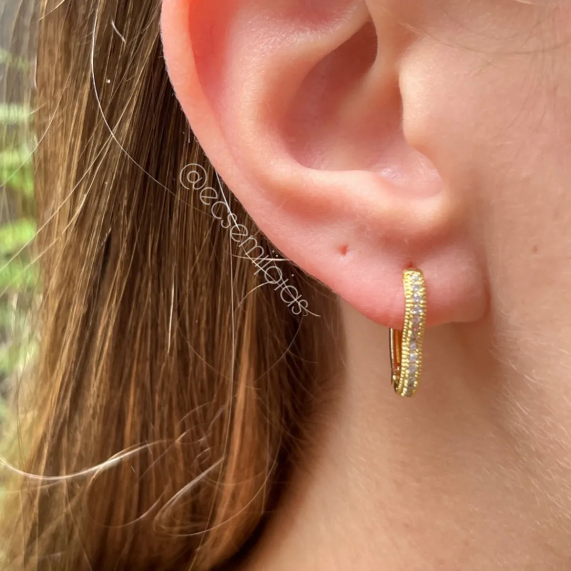 Brinco argola de coração cravejada G - banhado a ouro 18k