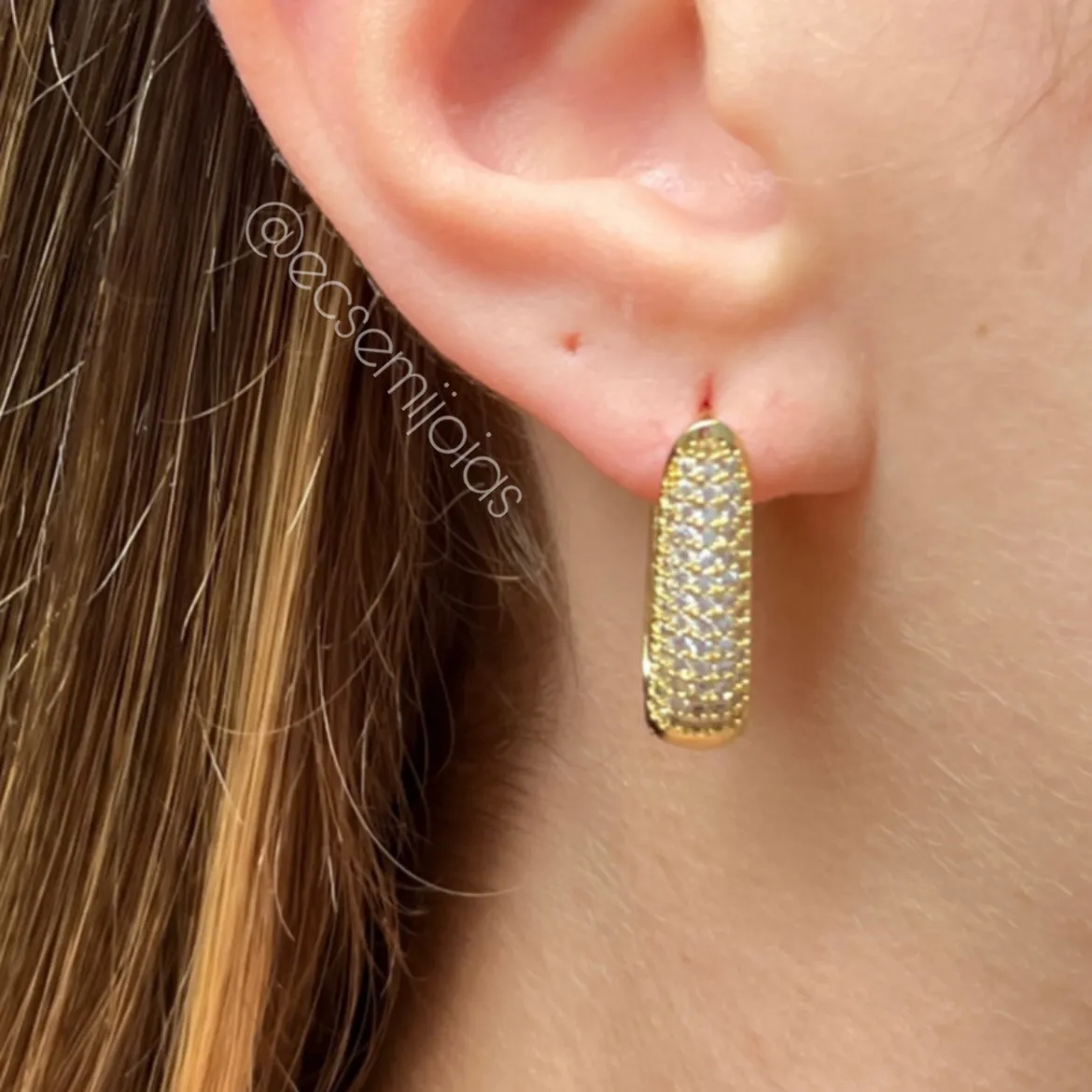 Brinco argola formato de gota com 5 fileiras cravejadas - banhado a ouro 18k