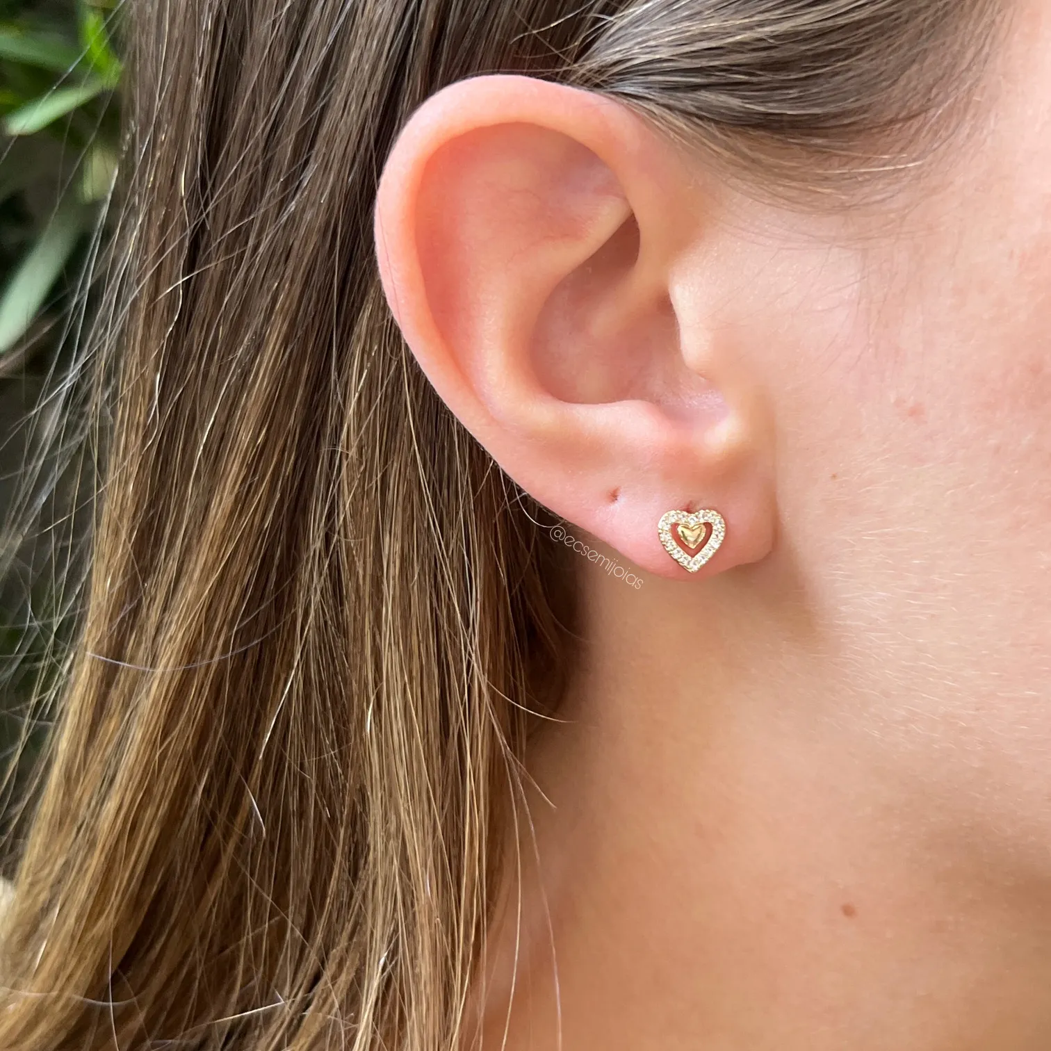 Brinco coração liso e cravejado em volta - banhado a ouro 18k
