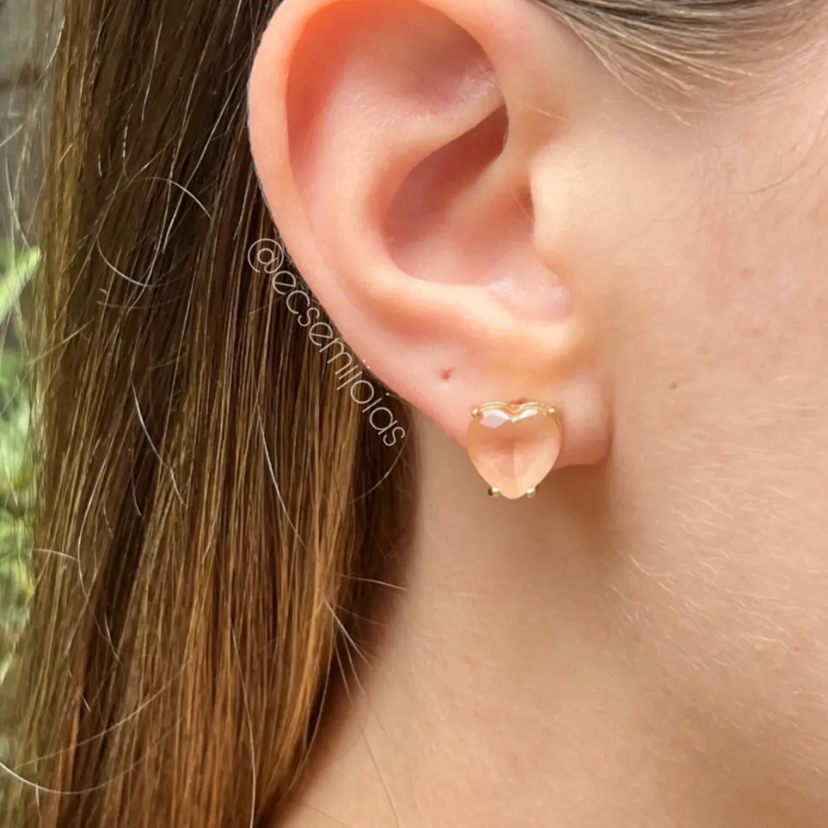 Brinco coração pedra 4 garras médio - 1cm diâm. - banhado a ouro 18k