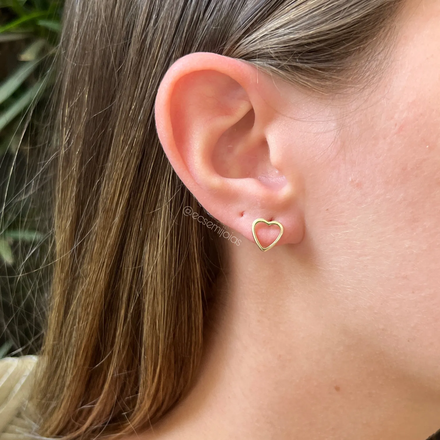 Brinco coração vazado - 9mm x 9mm - banhado a ouro 18k