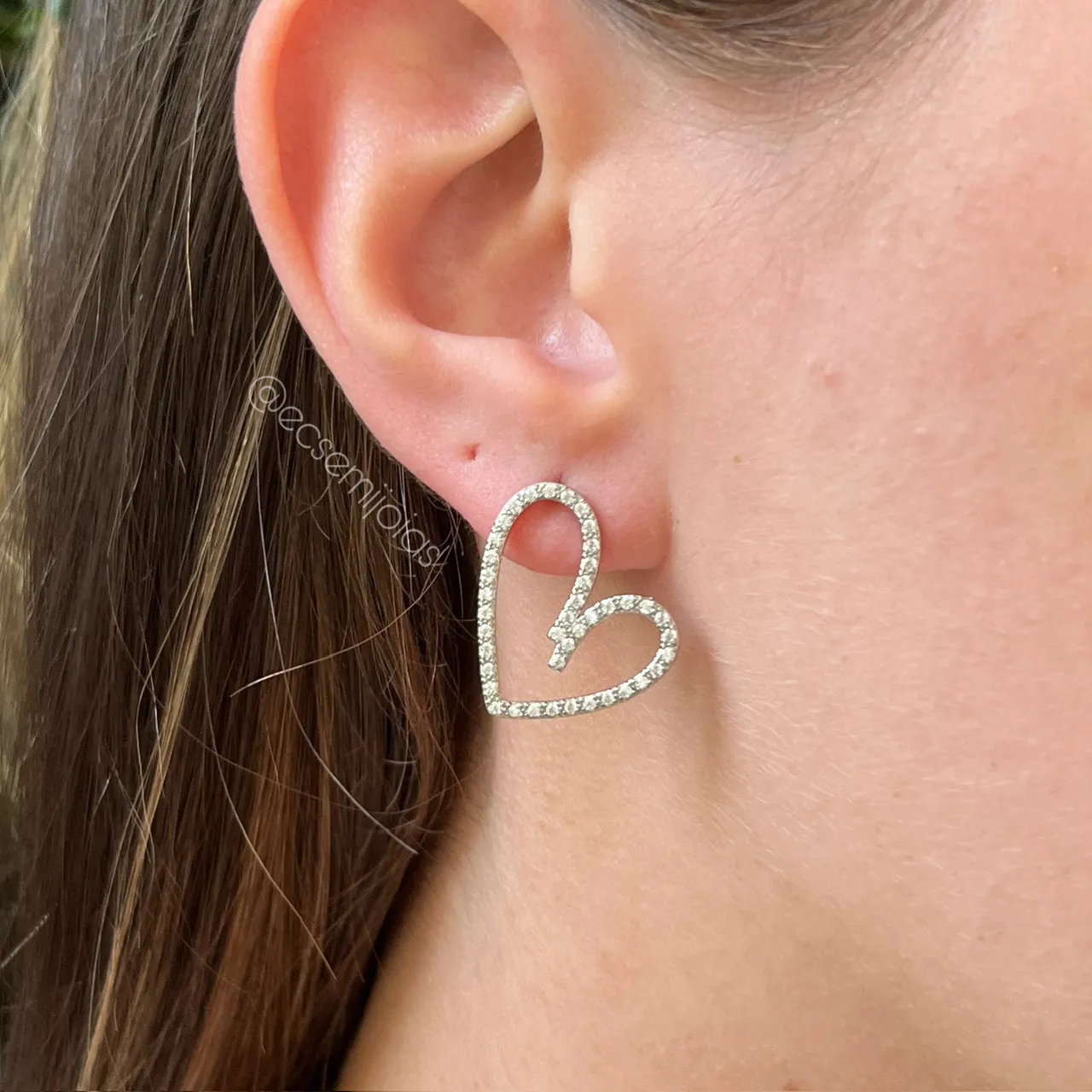Brinco de coração cravejado - banhado a ródio branco