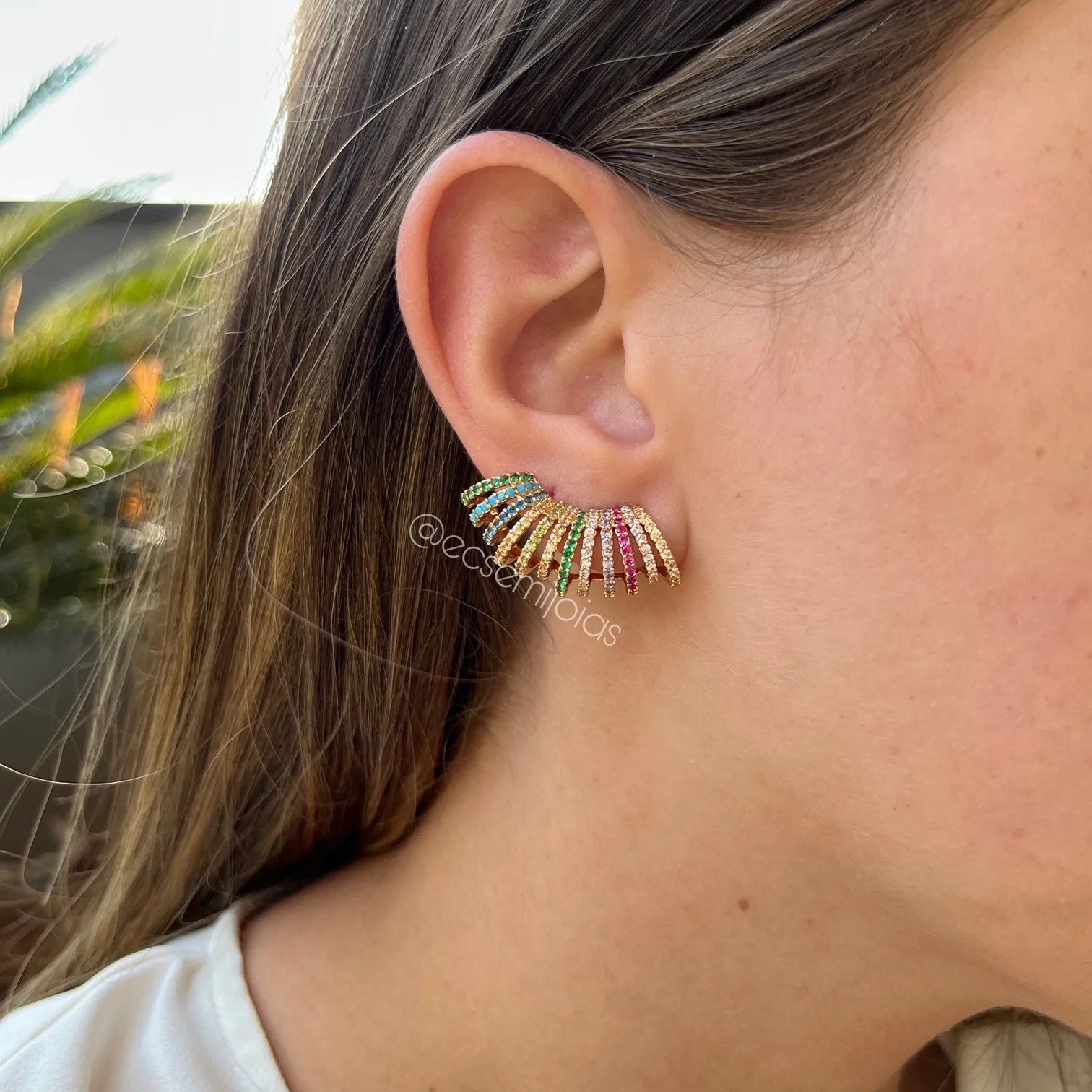Brinco ear cuff cravejado de um lado do outro coração cravejado - banhado a ouro 18k