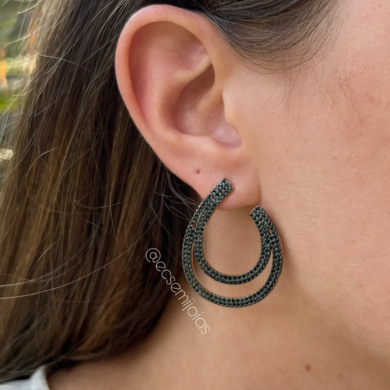 Brinco espiral duplo grande em U cravejado - banhado a ouro 18k