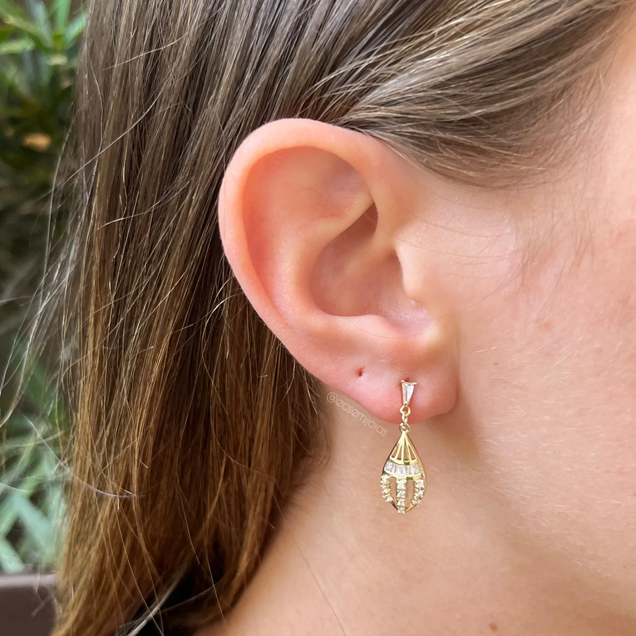 Brinco gota cravejada - banhado a ouro 18k