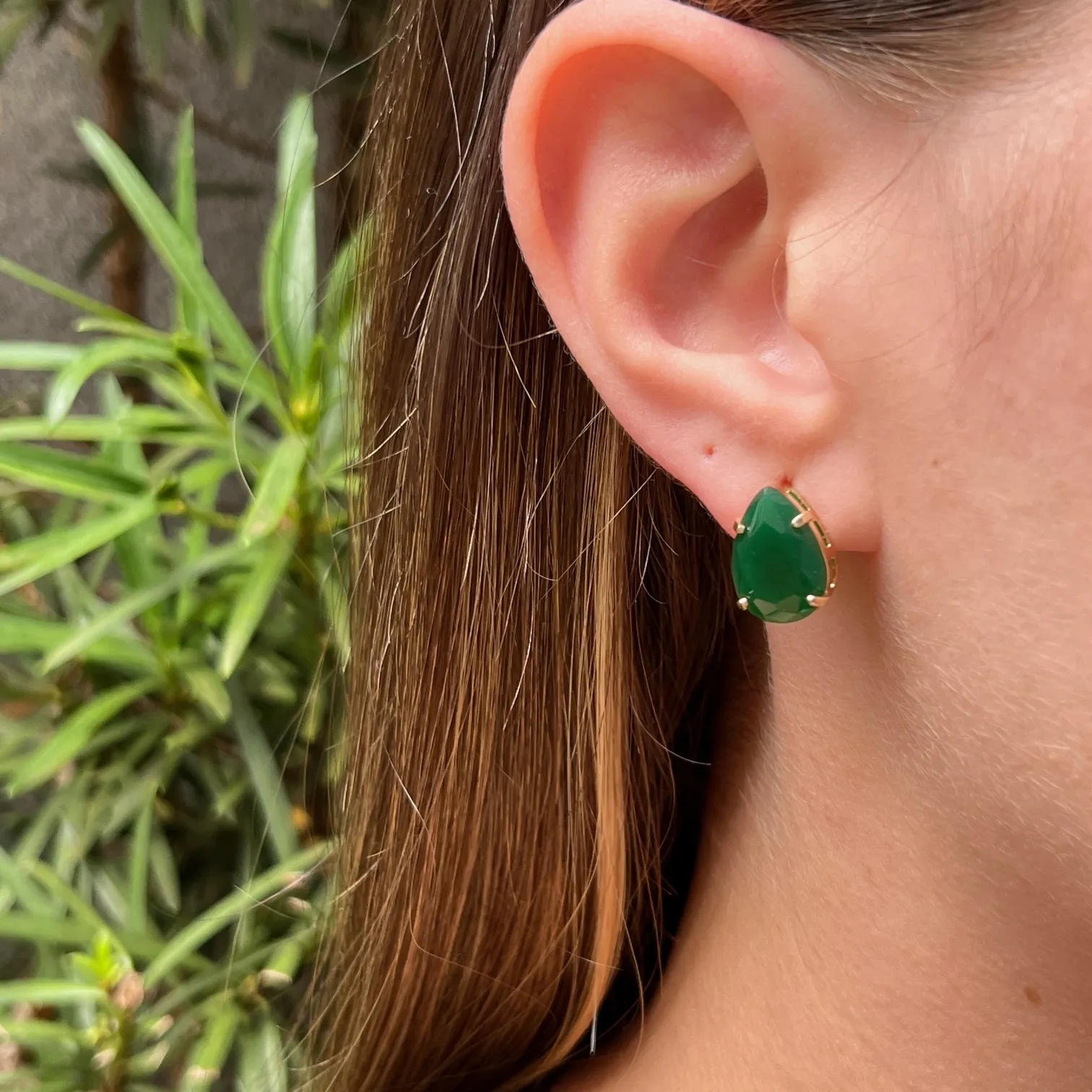 Brinco pedra gota - 1x1,4cm - banhado a ouro 18k