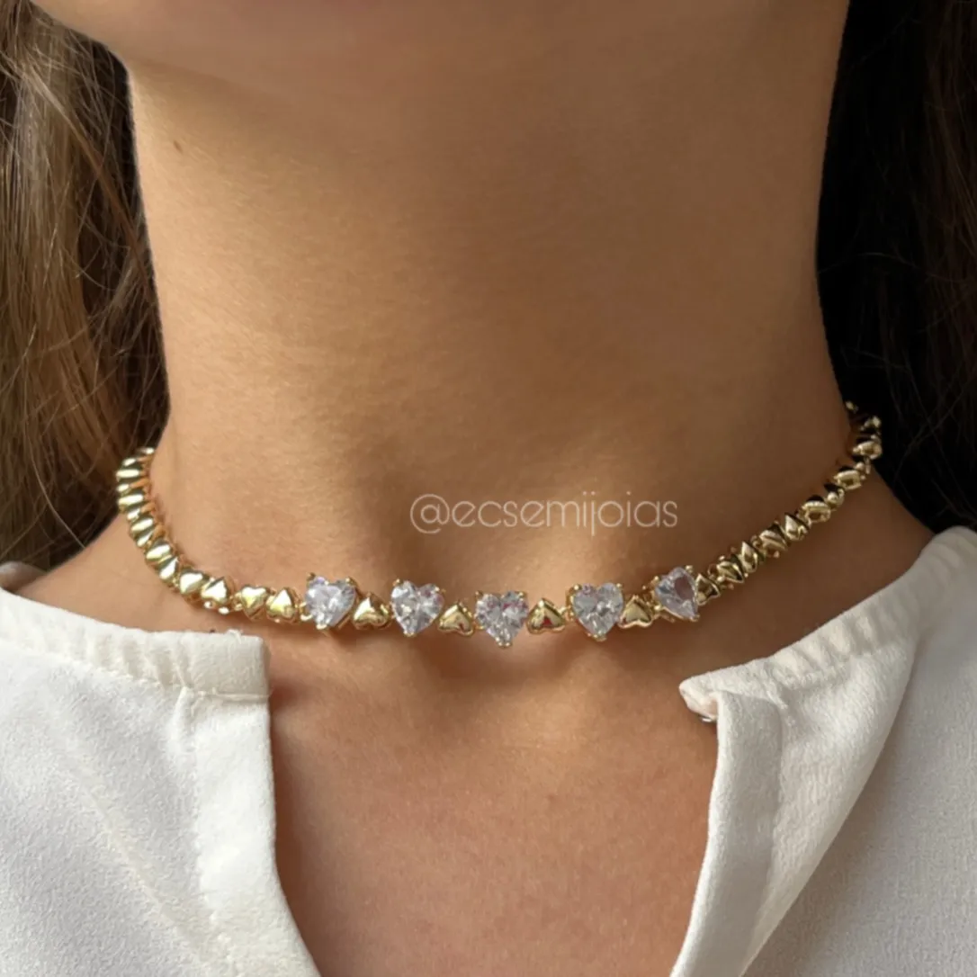 Choker com 5 corações de zircônia e demais corações lisos - 35cm - banhado a ouro 18k