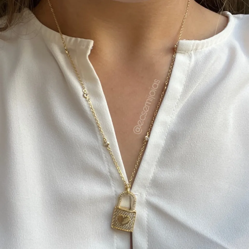 Colar com cadeado cravejado com coração liso centro - 45cm + extensor - banhado a ouro 18k