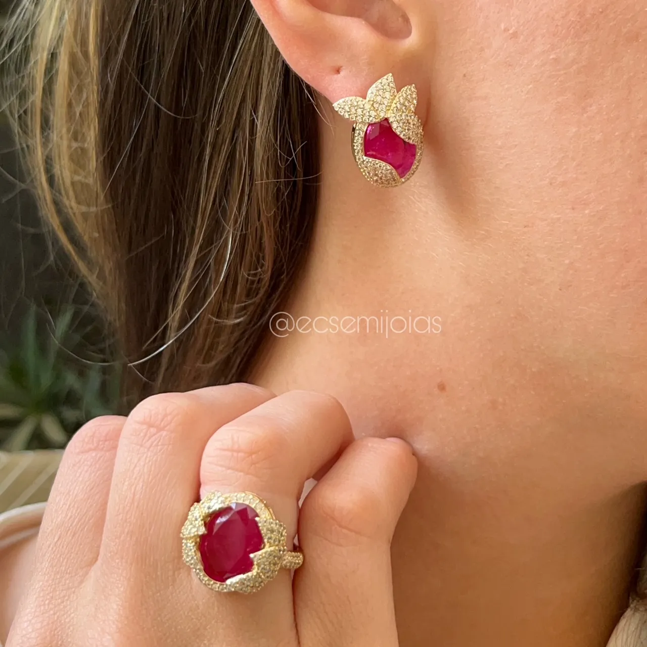 Conjunto anel e brinco luxo com pedra oval fusion centro com folhas cravejadas em volta - banhado a ouro 18k
