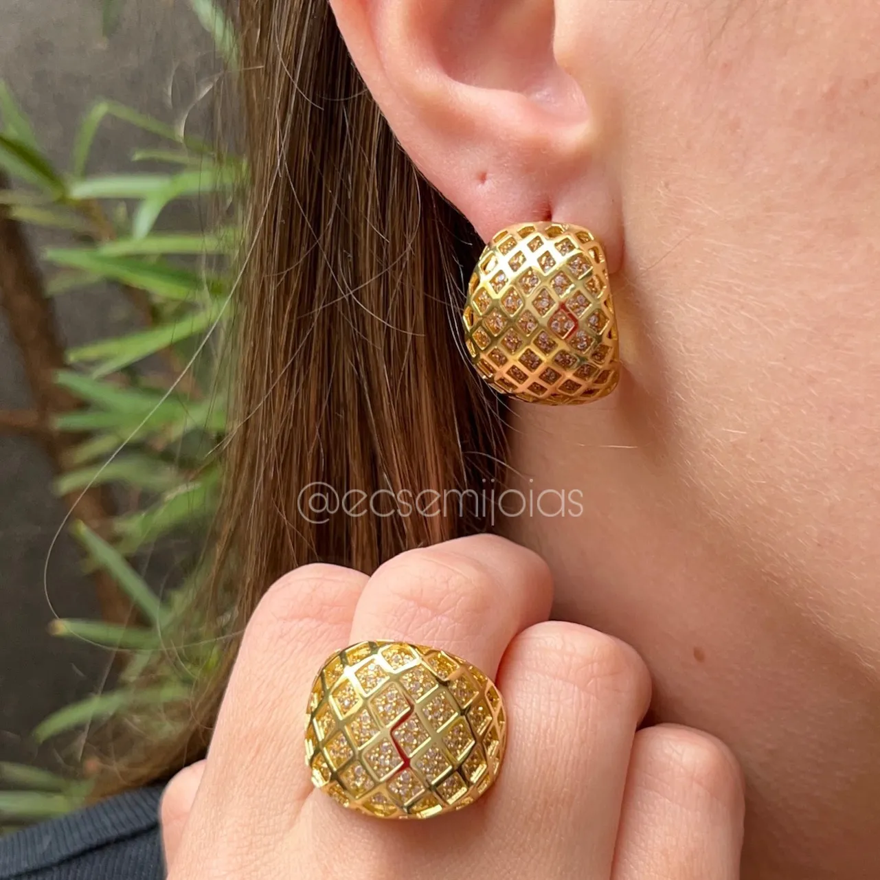 Conjunto brinco e anel oval com 2 camadas, vazado em cima cravejado em baixo - banhado a ouro 18k