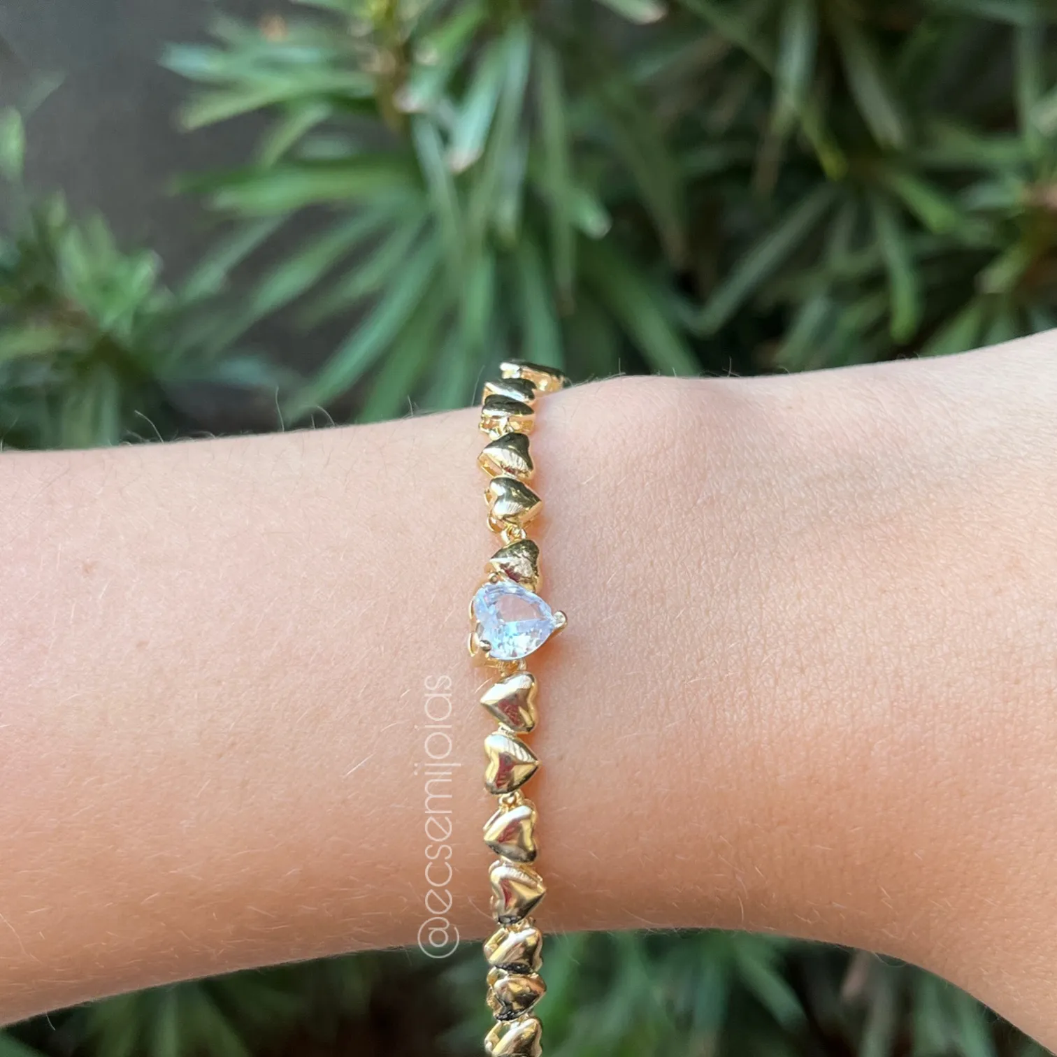 Pulseira com 1 coração de zircônia e demais corações lisos - 18cm - banhado a ouro 18k