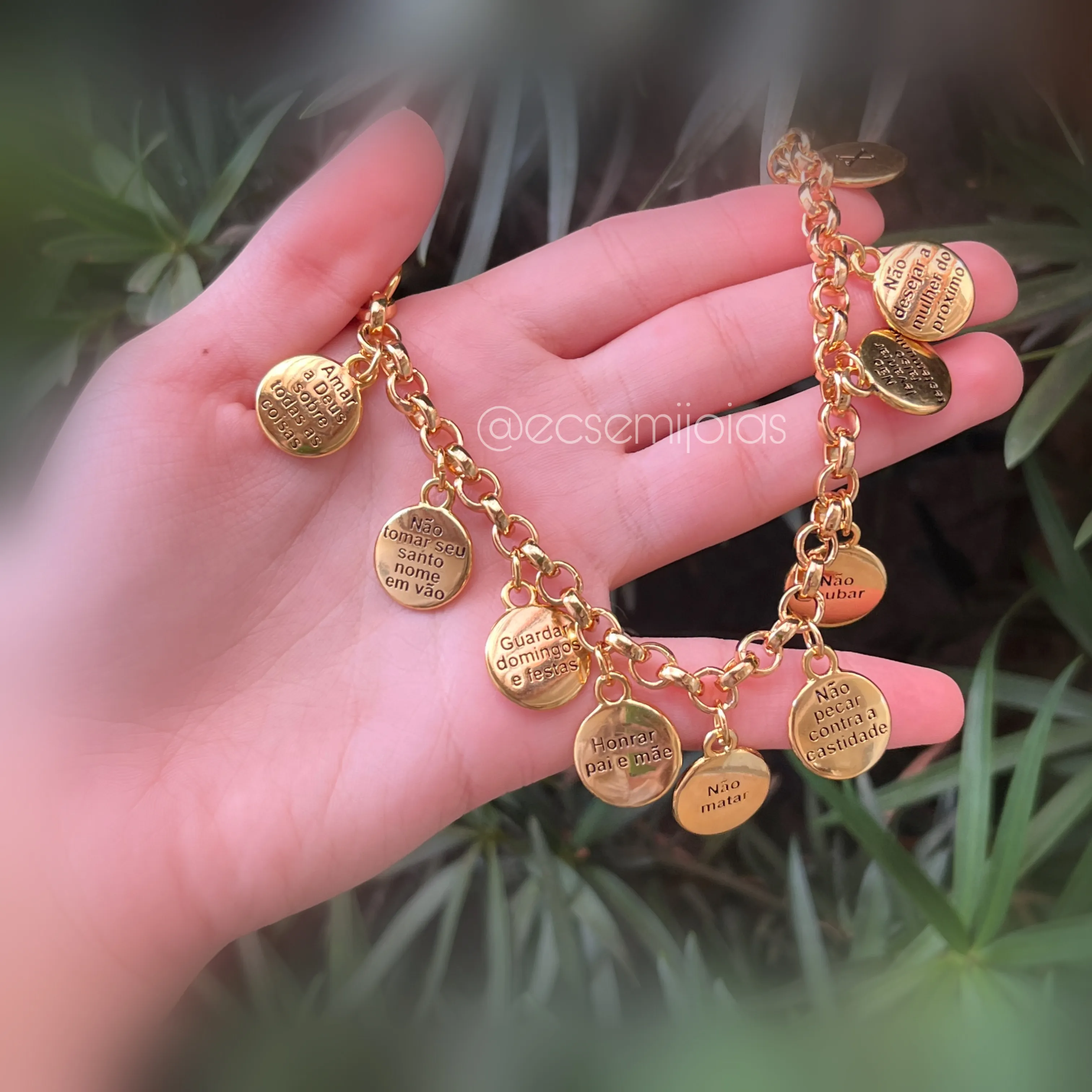 Pulseira elo português 7mm com moedas 16mm dos 10 mandamentos penduradas  - 22cm - banhado a ouro 18k