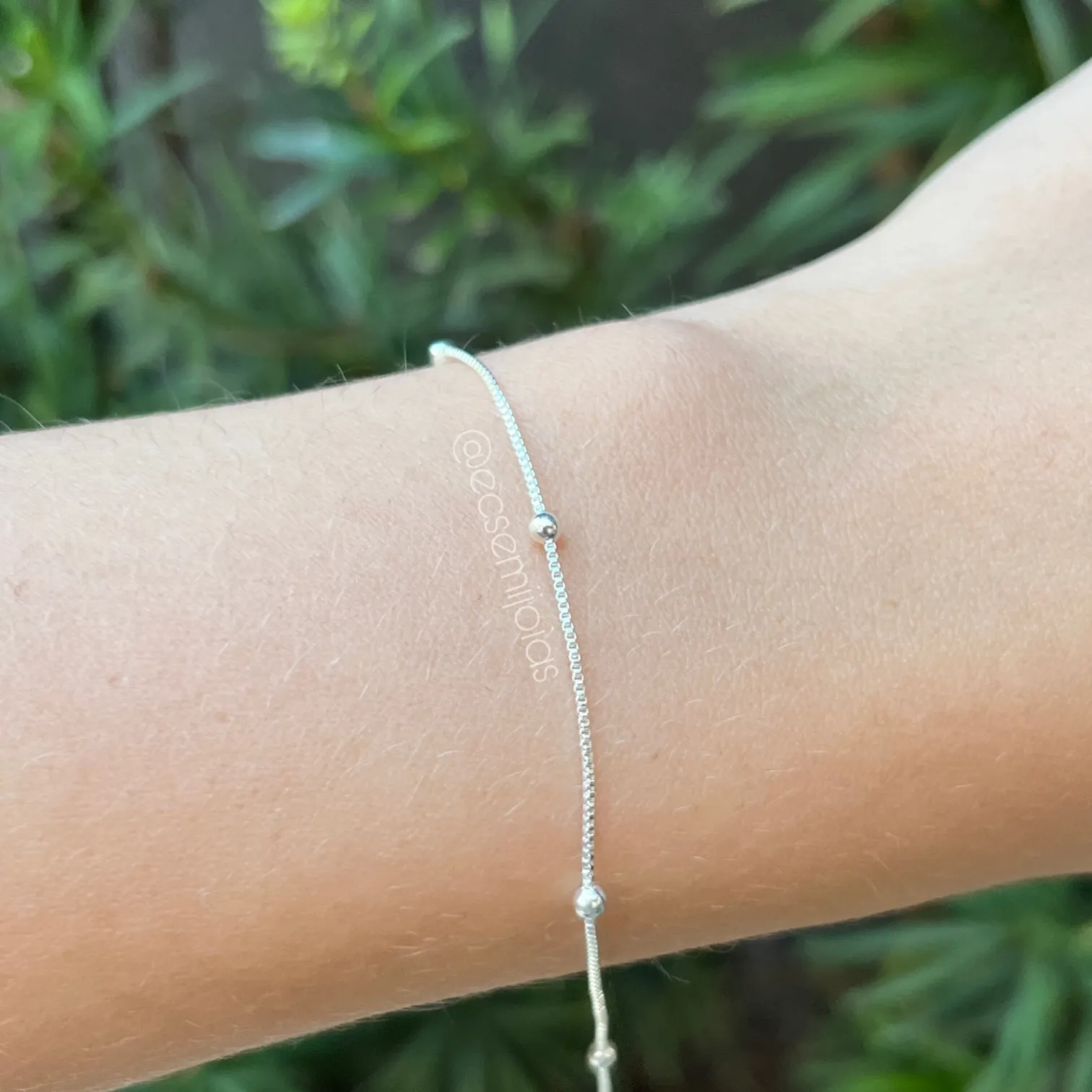 Pulseira fininha com 5 bolinhas 2mm -18 cm- banhado a prata 925