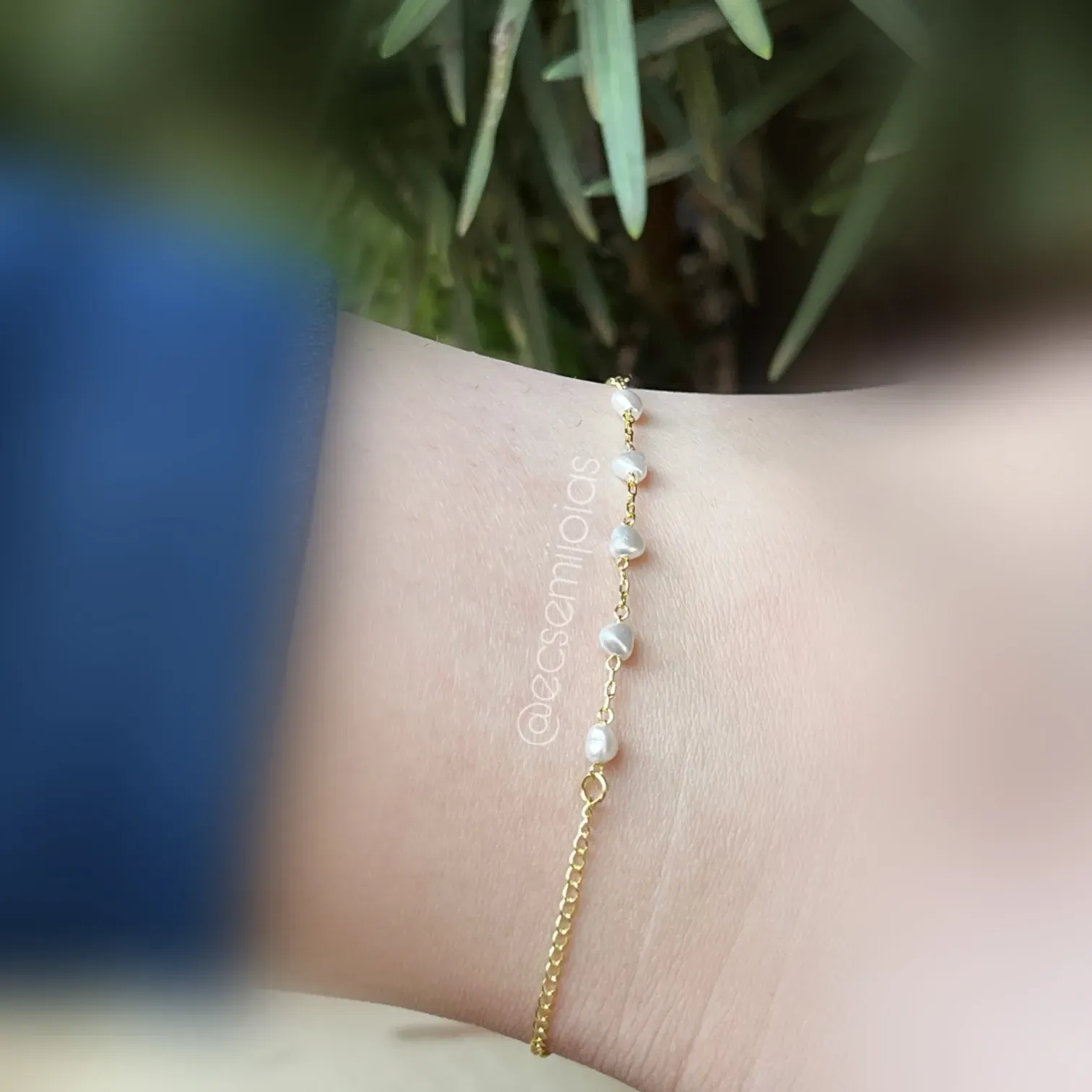 Tornozeleira com 5 pérolinhas de coração 4mm - 23cm + 5 extensor - banhado a ouro 18k