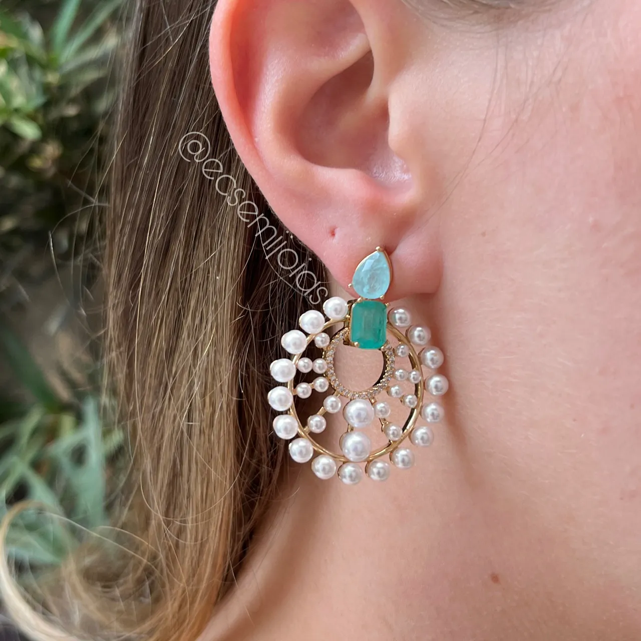 Conjunto anel e brinco com pedra gota, retangular e pérolas no aro redondo vazado - banhado a ouro 18k