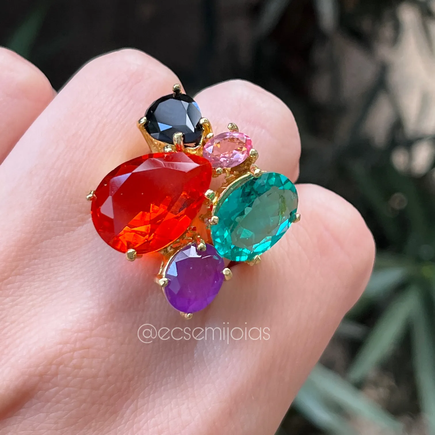 Anel com zircônias ovais e gotas coloridas - banhado a ouro 18k