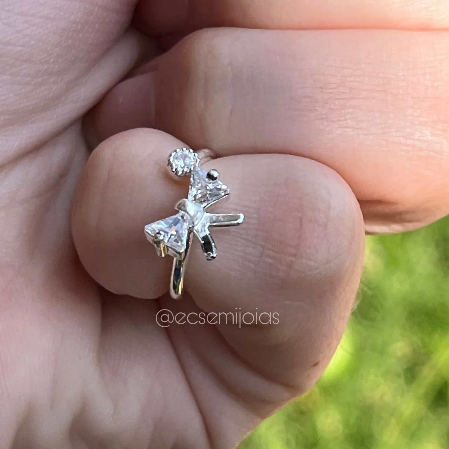 Anel delicado lacinho com zirconia triangular e pontinho de luz- banhado a prata 925