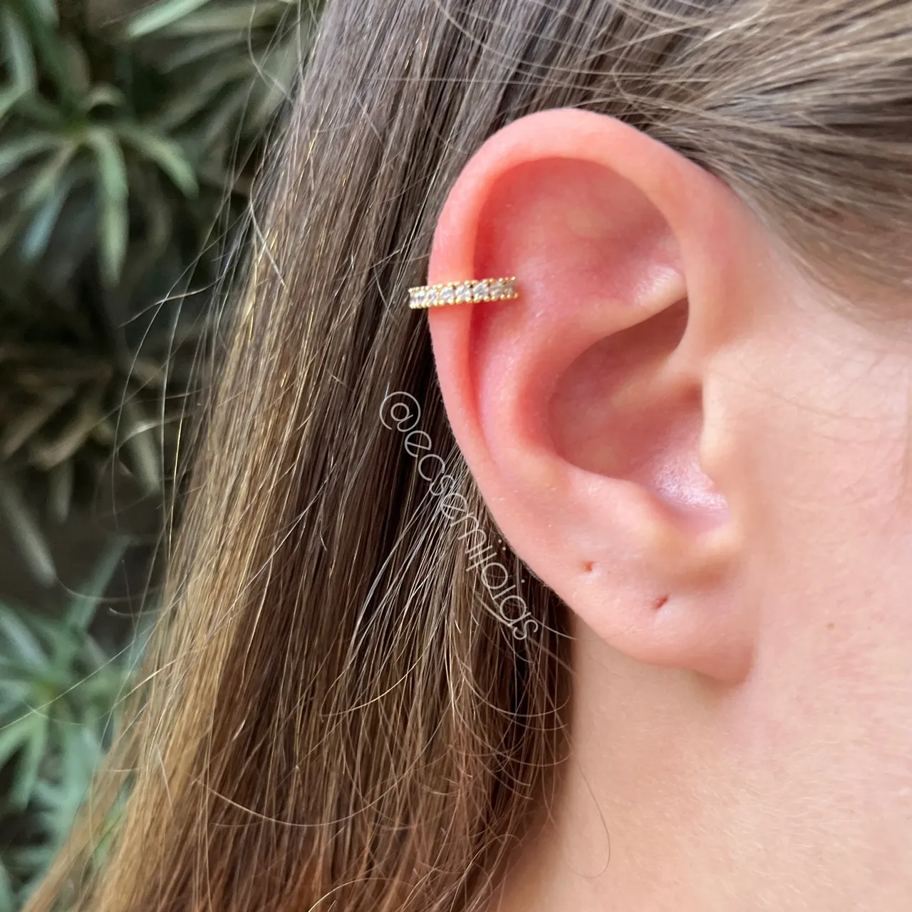 Brinco 1 fileira de zircônias e garras aparentes - banhado a ouro 18k