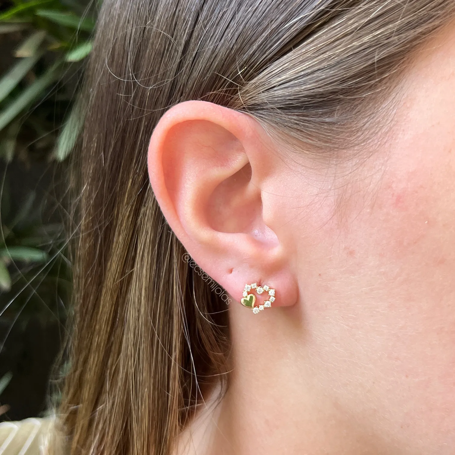 Brinco coração cravejado vazado com coração liso dentro - banhado a ouro 18k