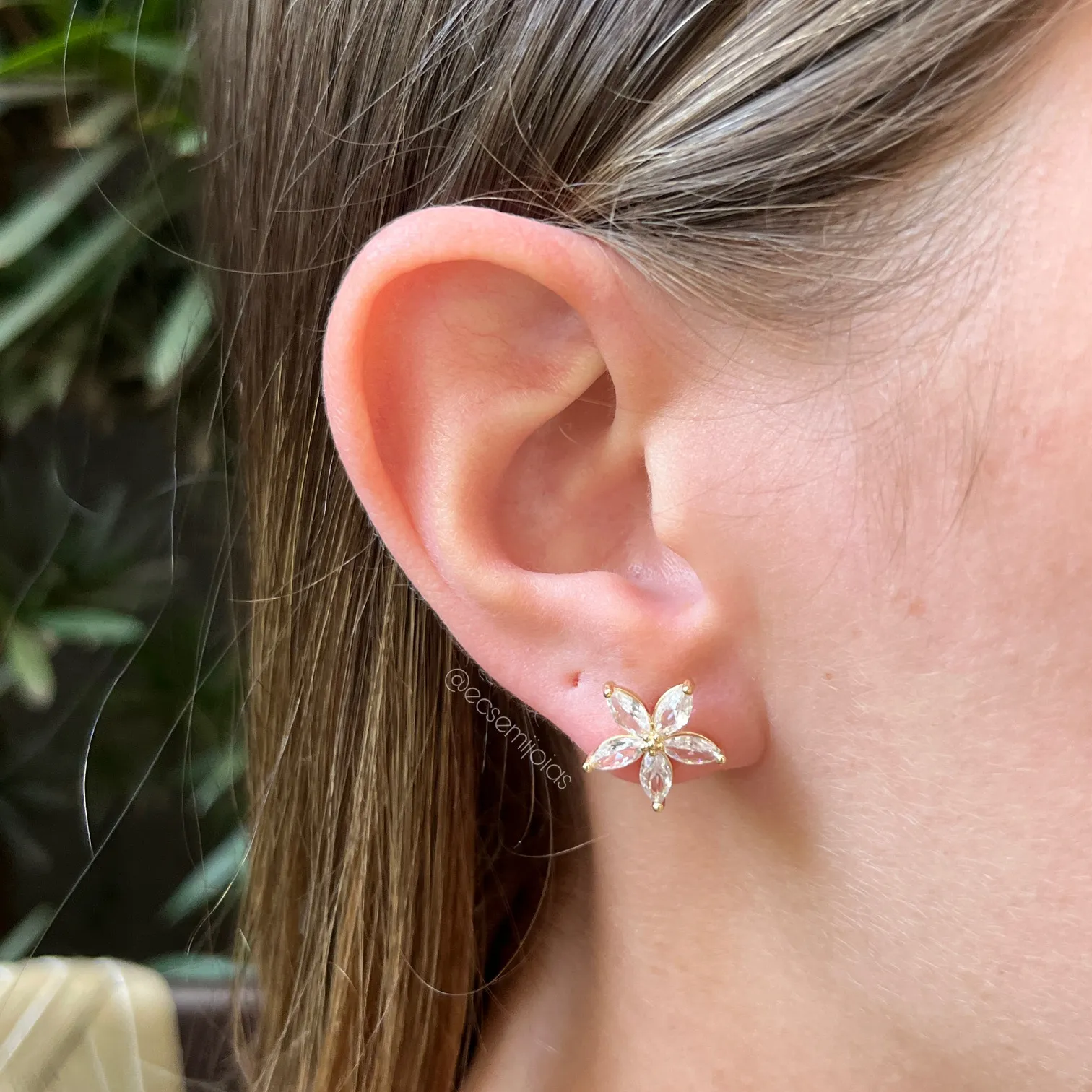 Brinco de flor - banhado a ouro 18k