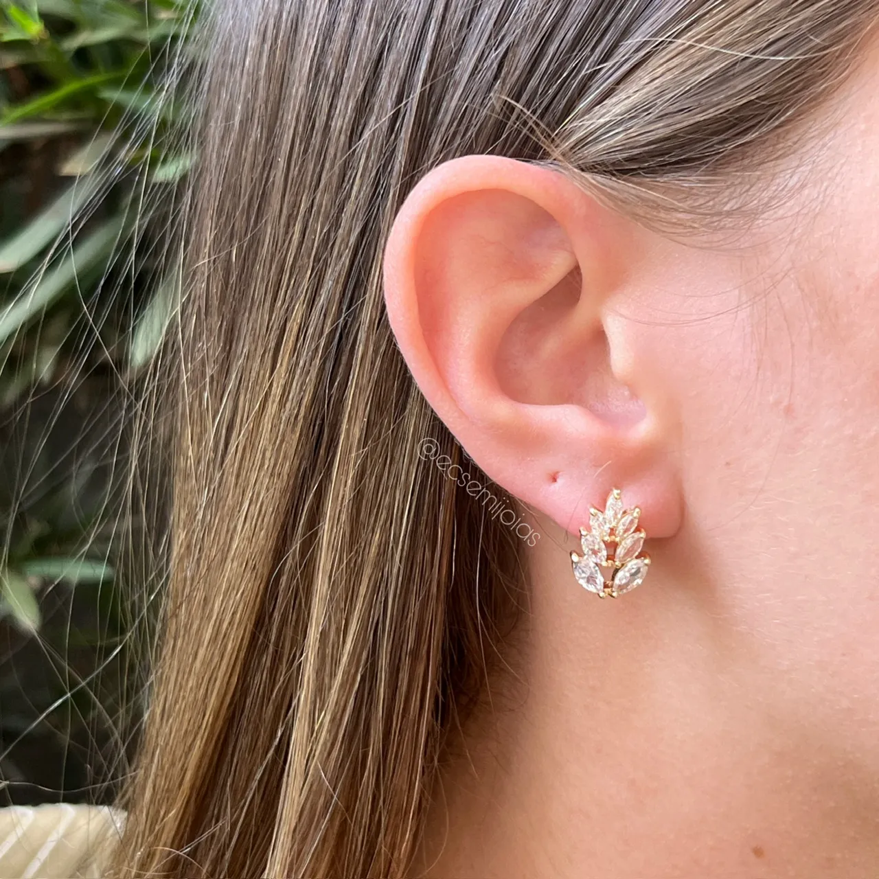 Brinco de folhas 7 pétalas - banhado a ouro 18k