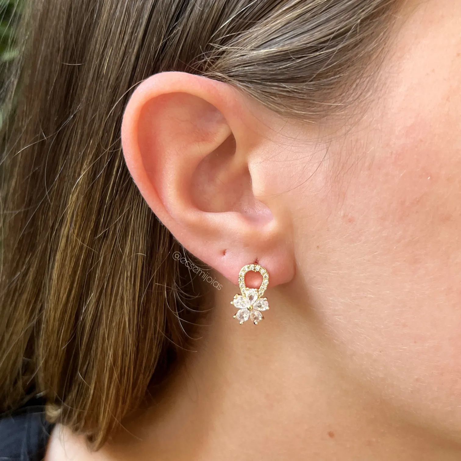 Brinco de gota com flor - banhado a ouro 18k