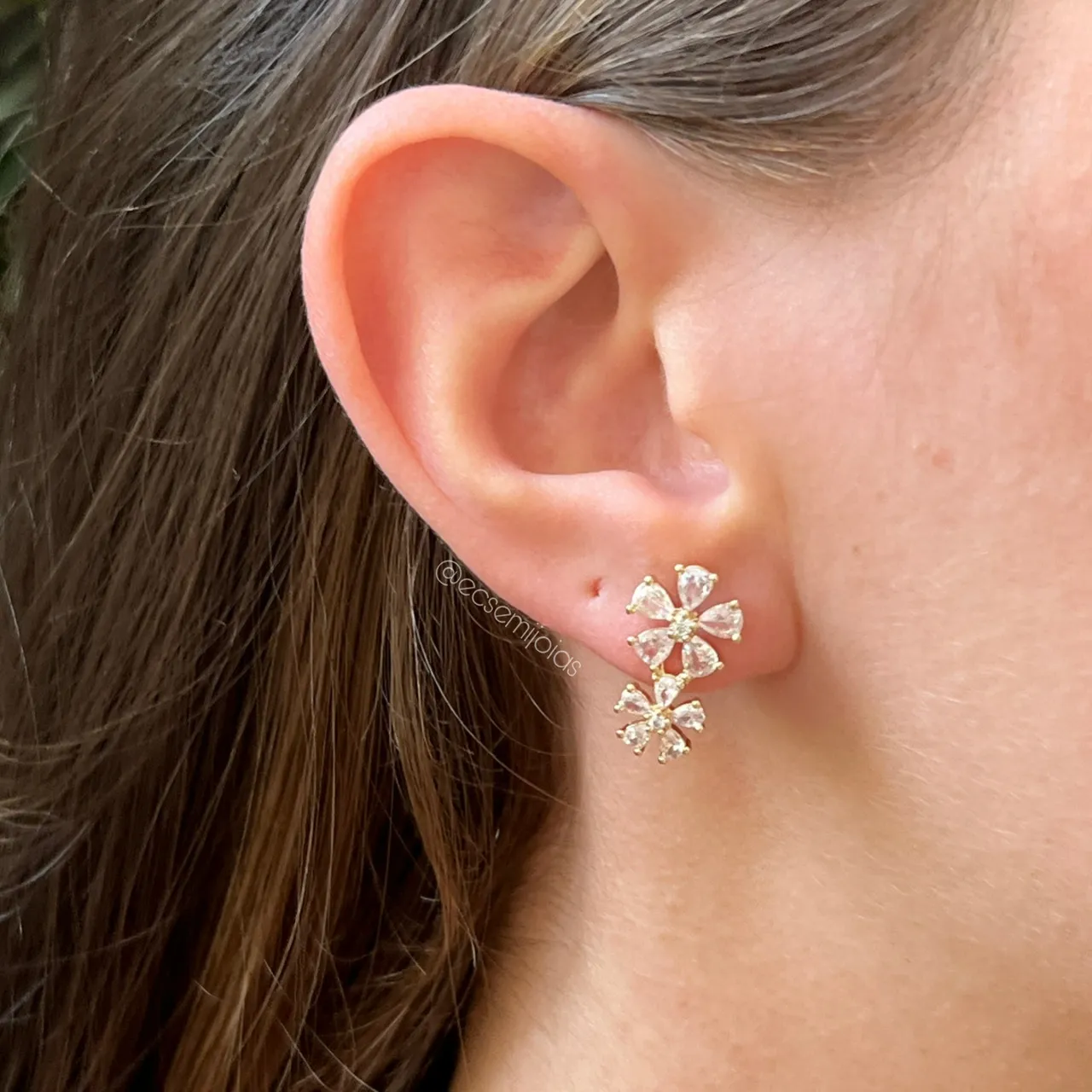 Brinco duas flores - banhado a ouro 18k