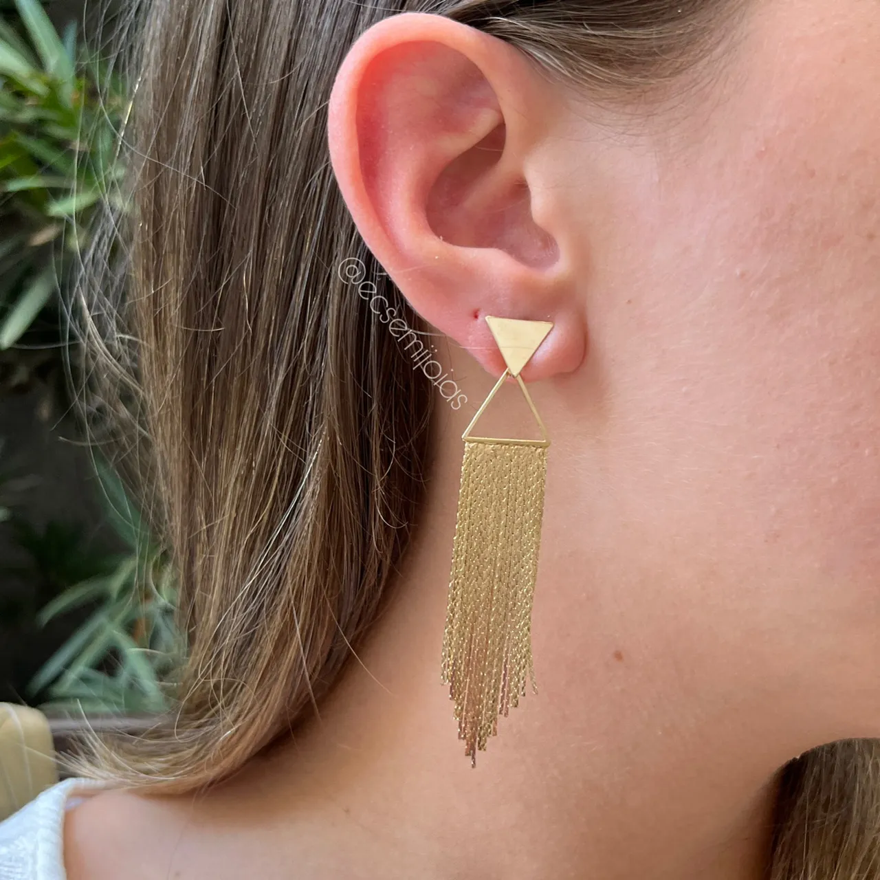 Brinco franja com um triângulo vazado em baixo e outro liso em cima - banhado a ouro 18k