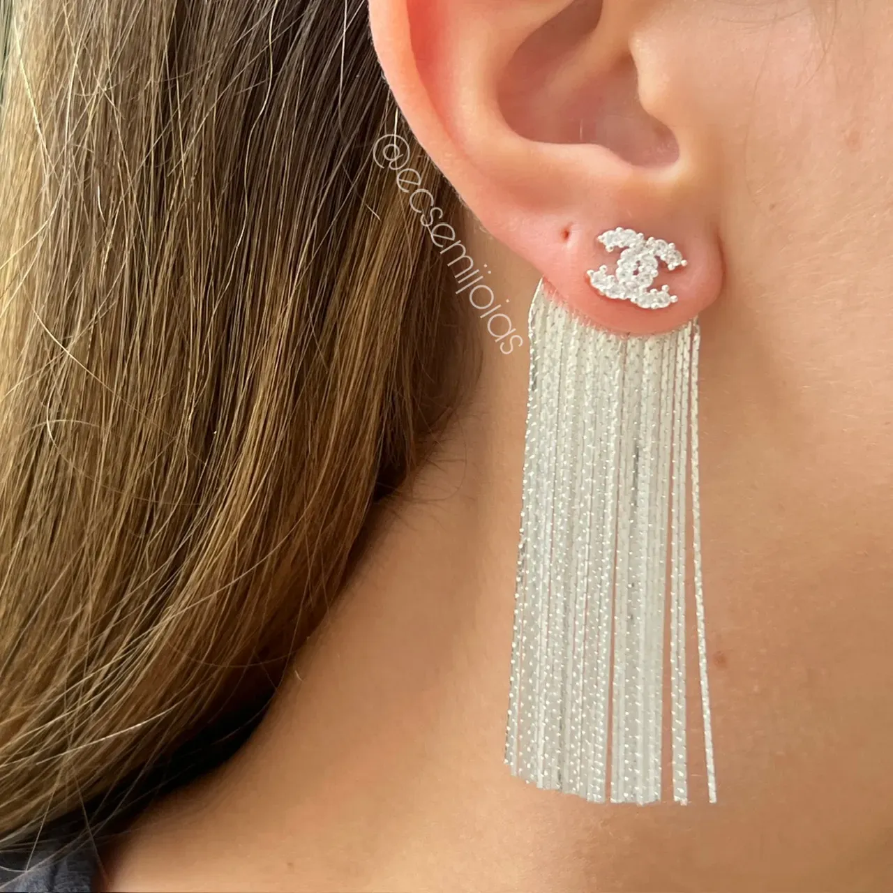 Brinco franja ear jacket com 2 Cs cravejados cruzados na frente - banhado a prata 925