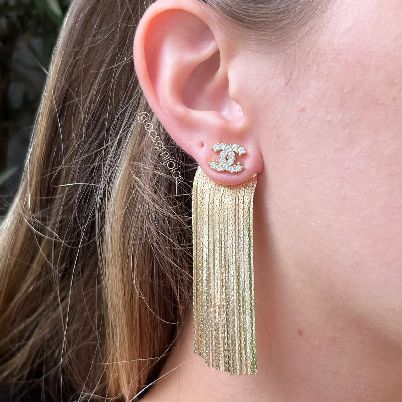 Brinco franja ear jacket com 2 Cs cravejados cruzados na frente - banhado a ouro 18k
