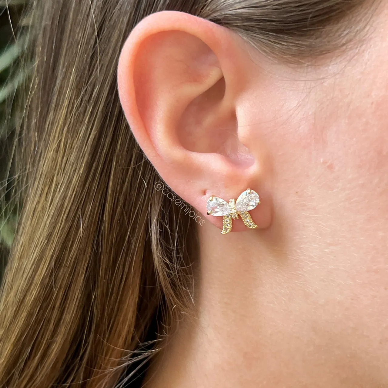 Brinco laço cravejado - banhado a ouro 18k