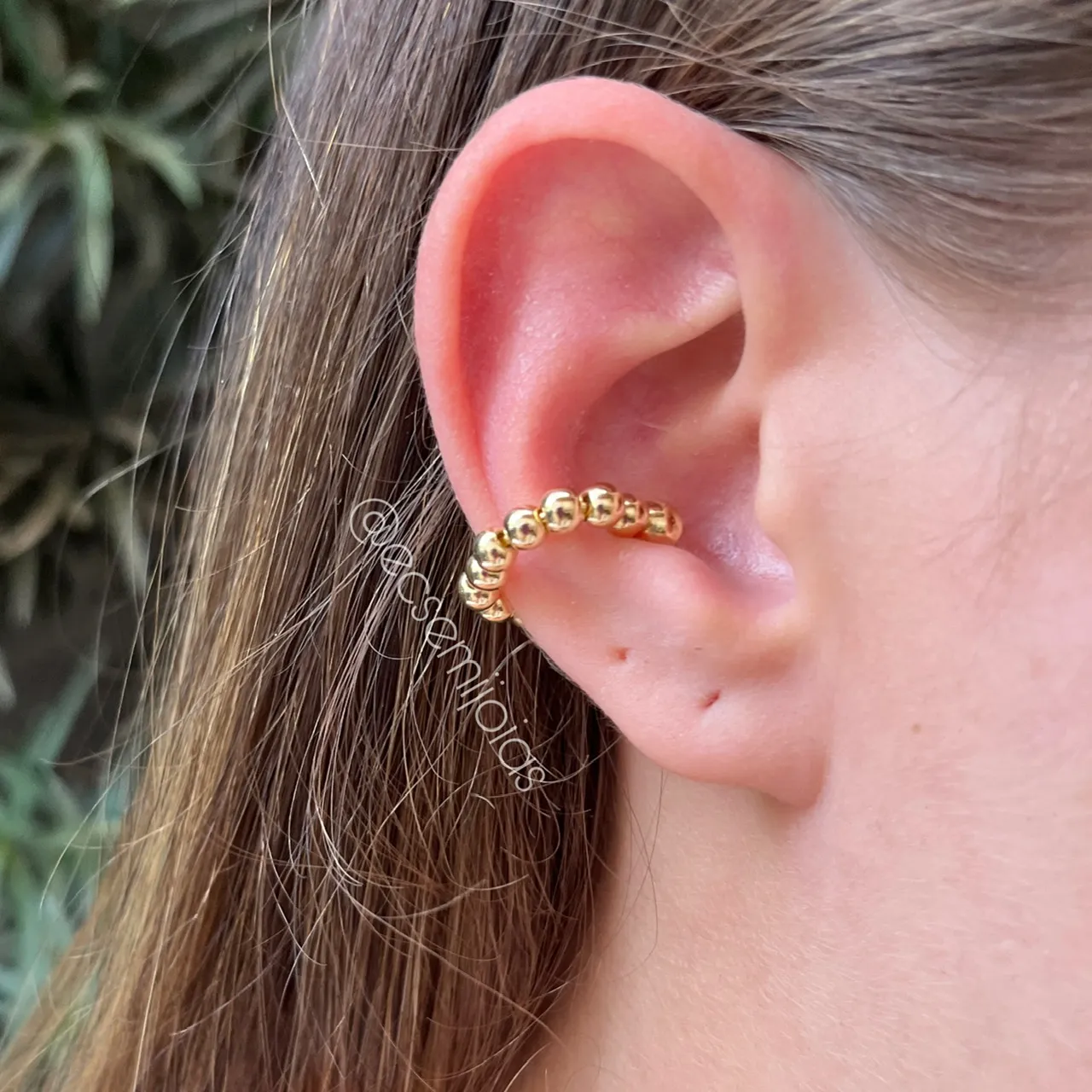 Brinco Piercing fake pérolinhas e uma bolinha em cada ponta - banhado a ouro 18 k