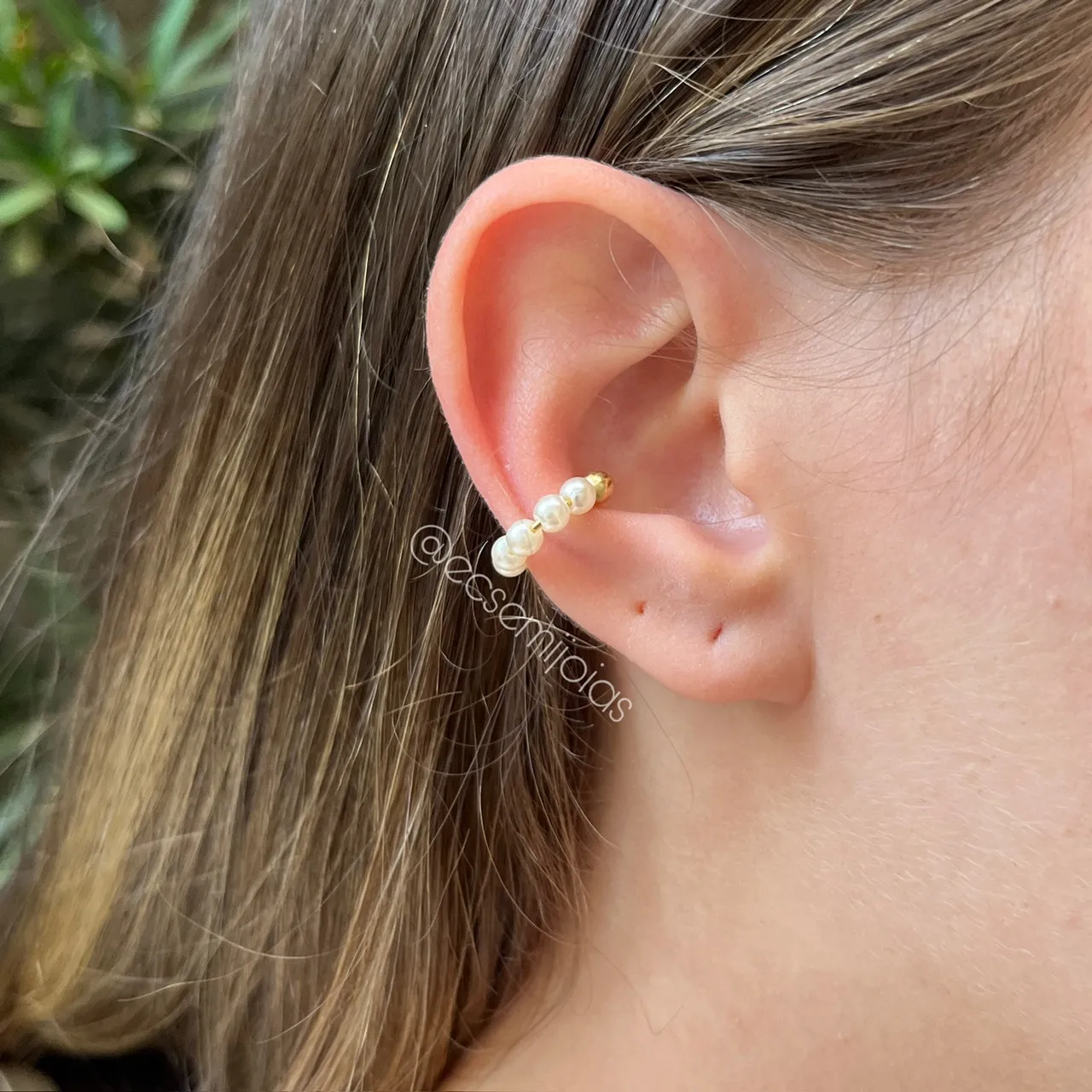 Brinco Piercing fake pérolinhas e uma bolinha em cada ponta - banhado a ouro 18k