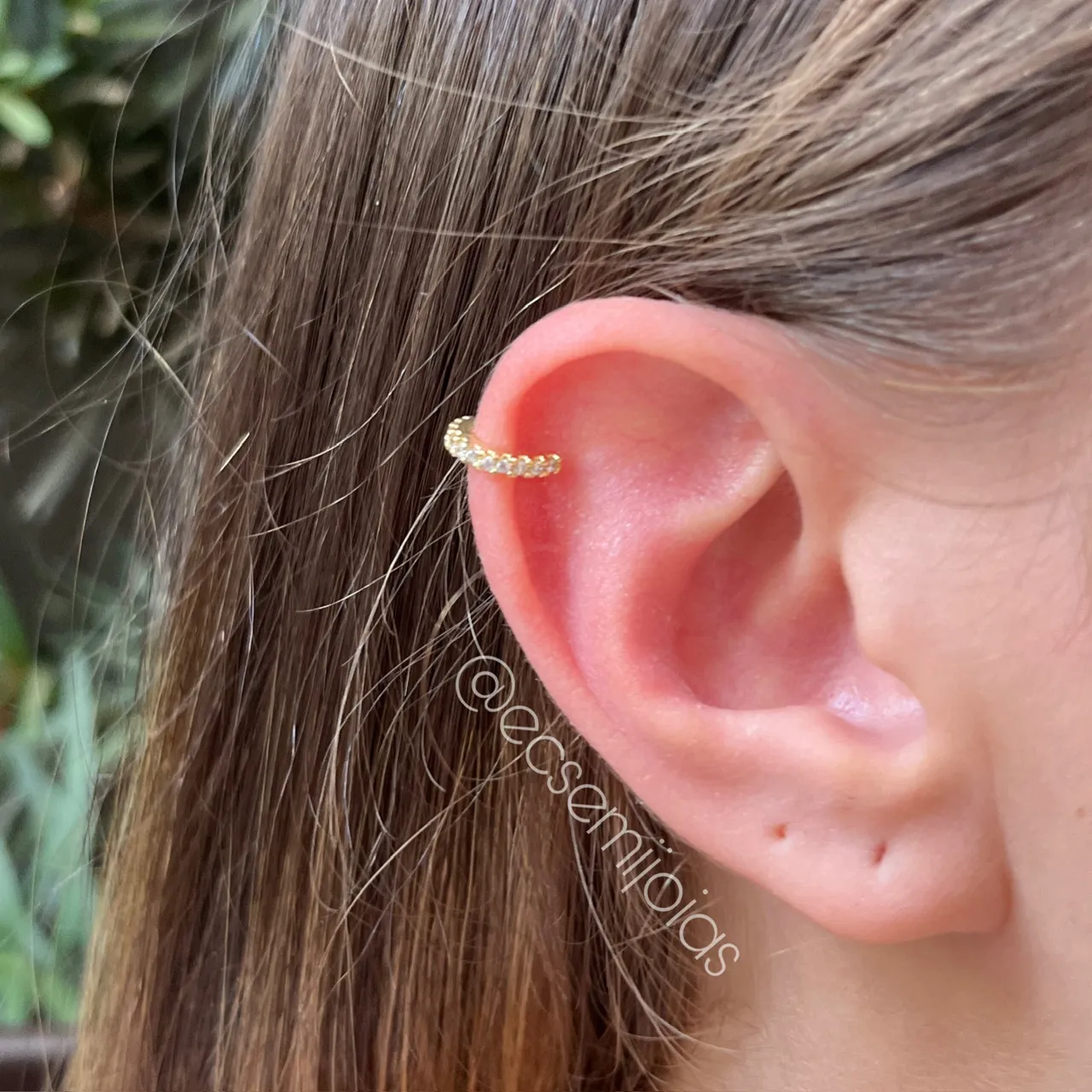 Brinco piercing falso com 1 fileira de zircônias - banhado a ouro 18k