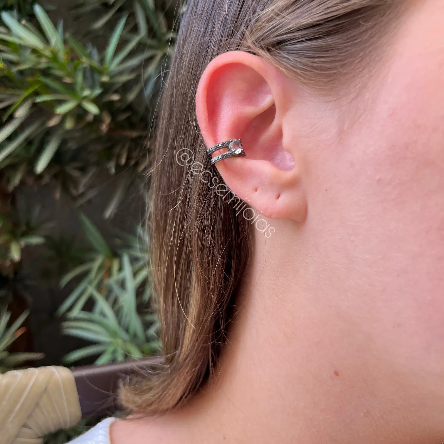 Brinco piercing falso com pedra redonda entre duas fileiras de zircônias - banhado a ródio negro