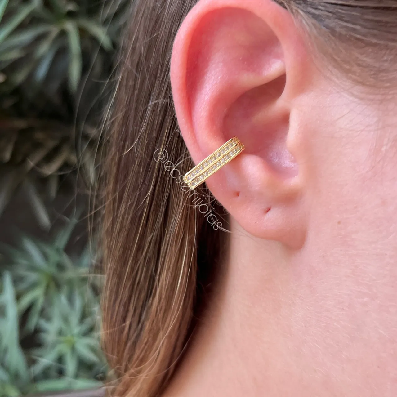 Brinco piercing falso em V cravejado com 2 fileiras de zircônias - banhado a ouro 18k