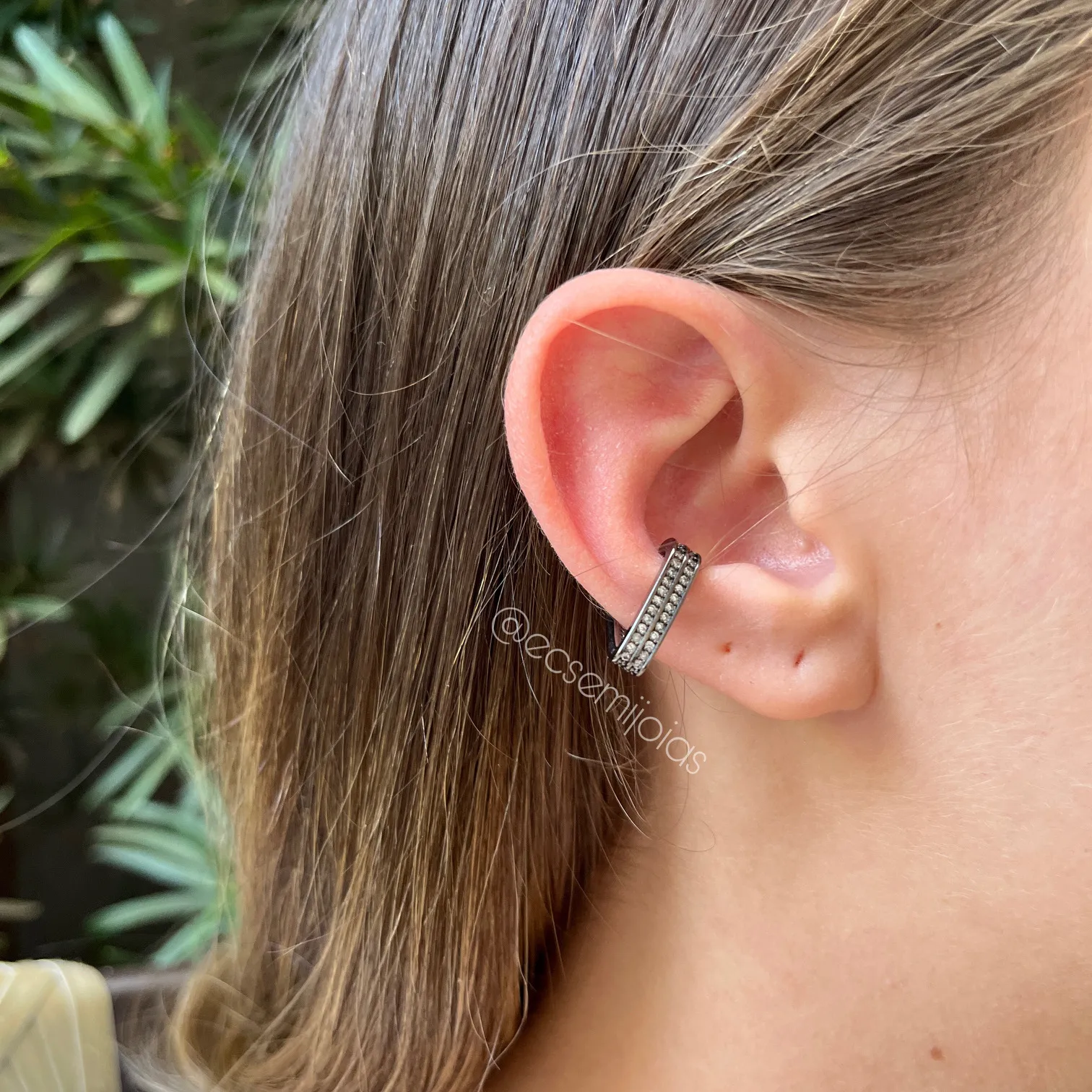 Brinco piercing falso em V cravejado com 2 fileiras de zircônias - banhado a ródio negro