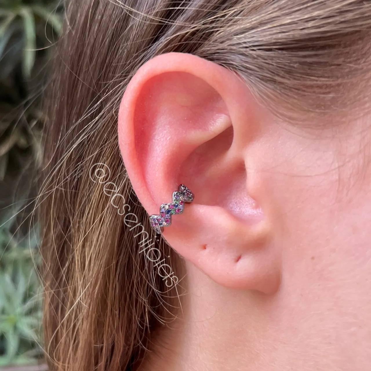Brinco piercing ondulado cravejado - banhado a ródio negro