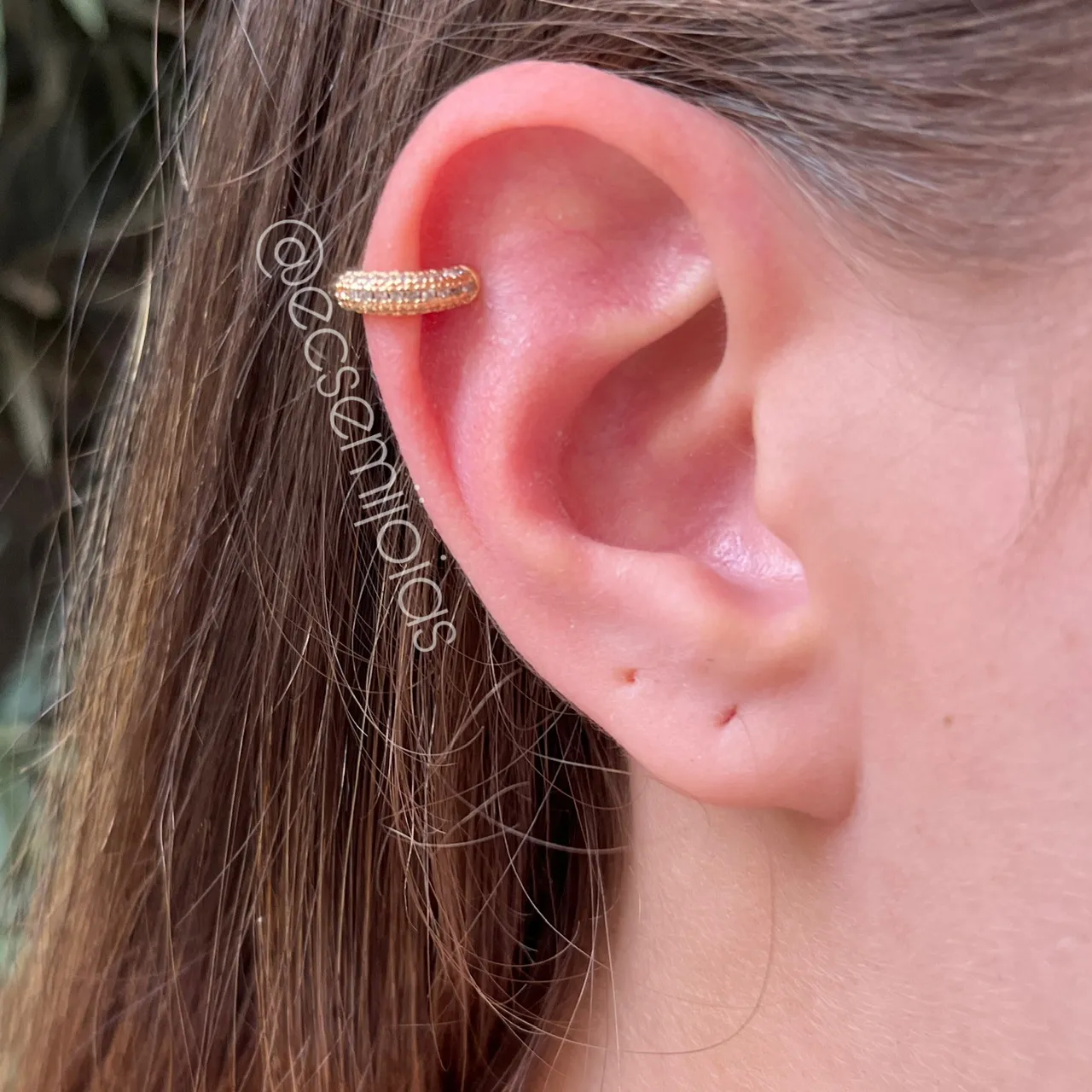 Brinco piercing redondo cravejado - banhado a ouro 18 k