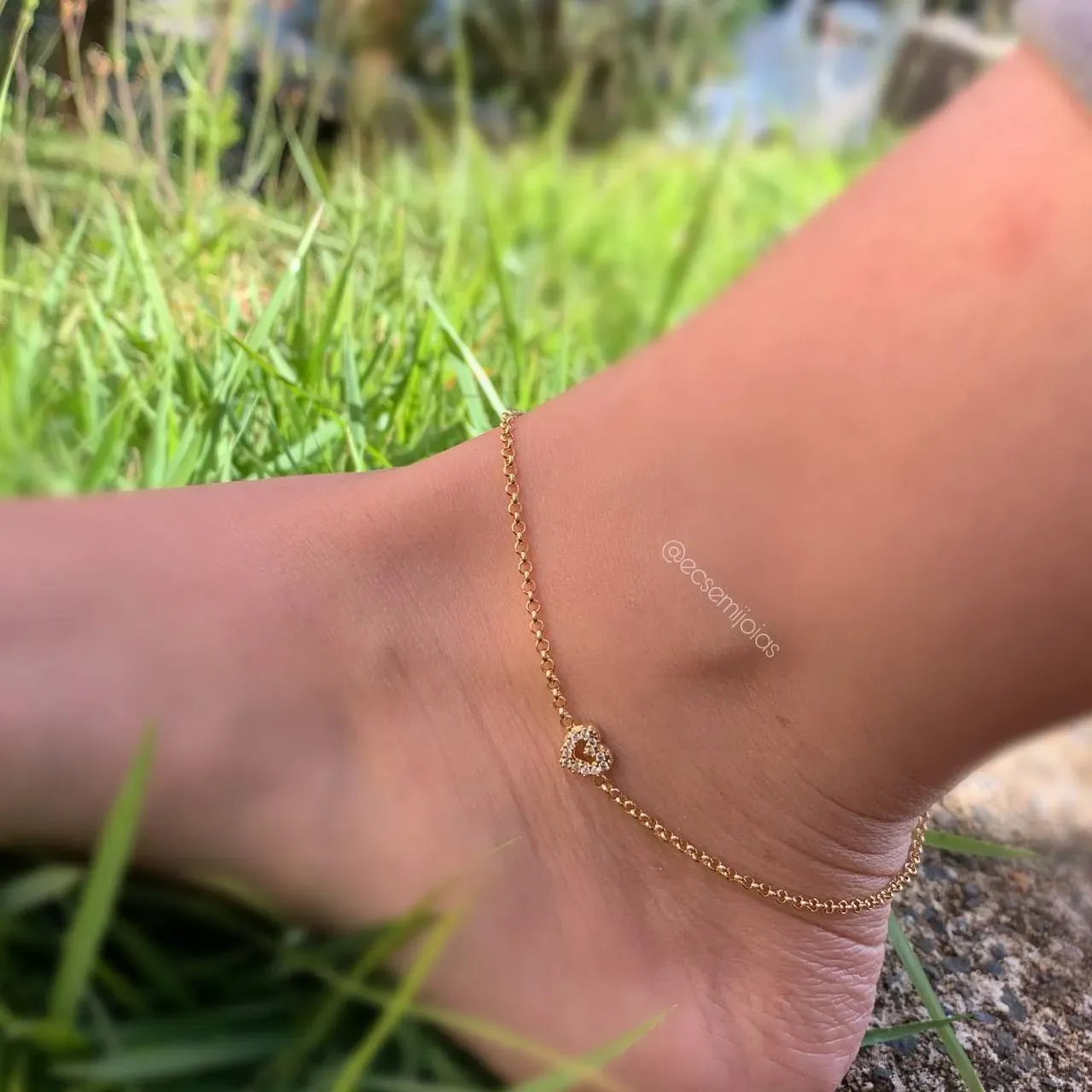 Tornozeleira portugesinha e coração cravejado - banhado a ouro 18k