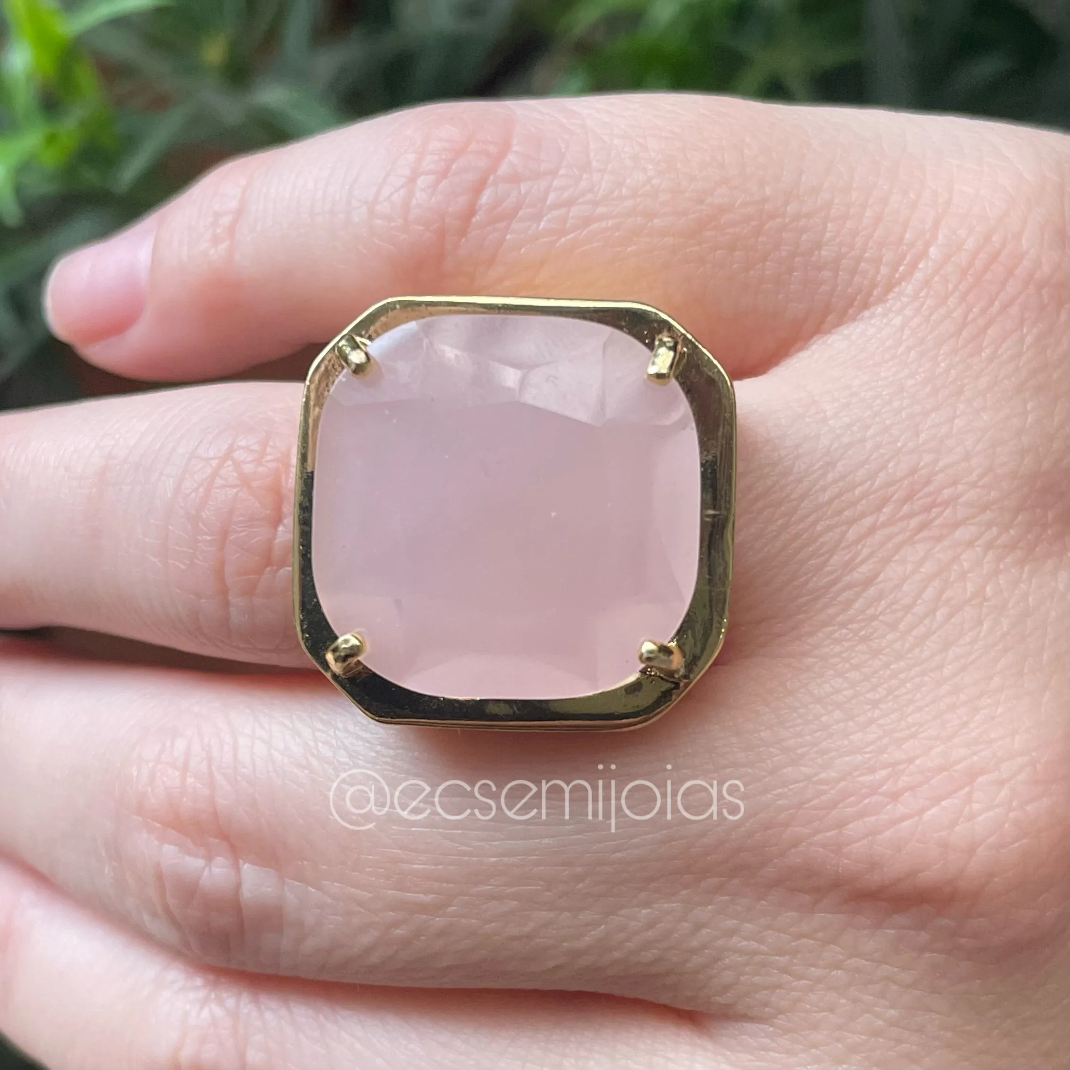 Anel com pedra quadrada - diâmetro pedra 22mm cada lado - banhado a ouro 18k