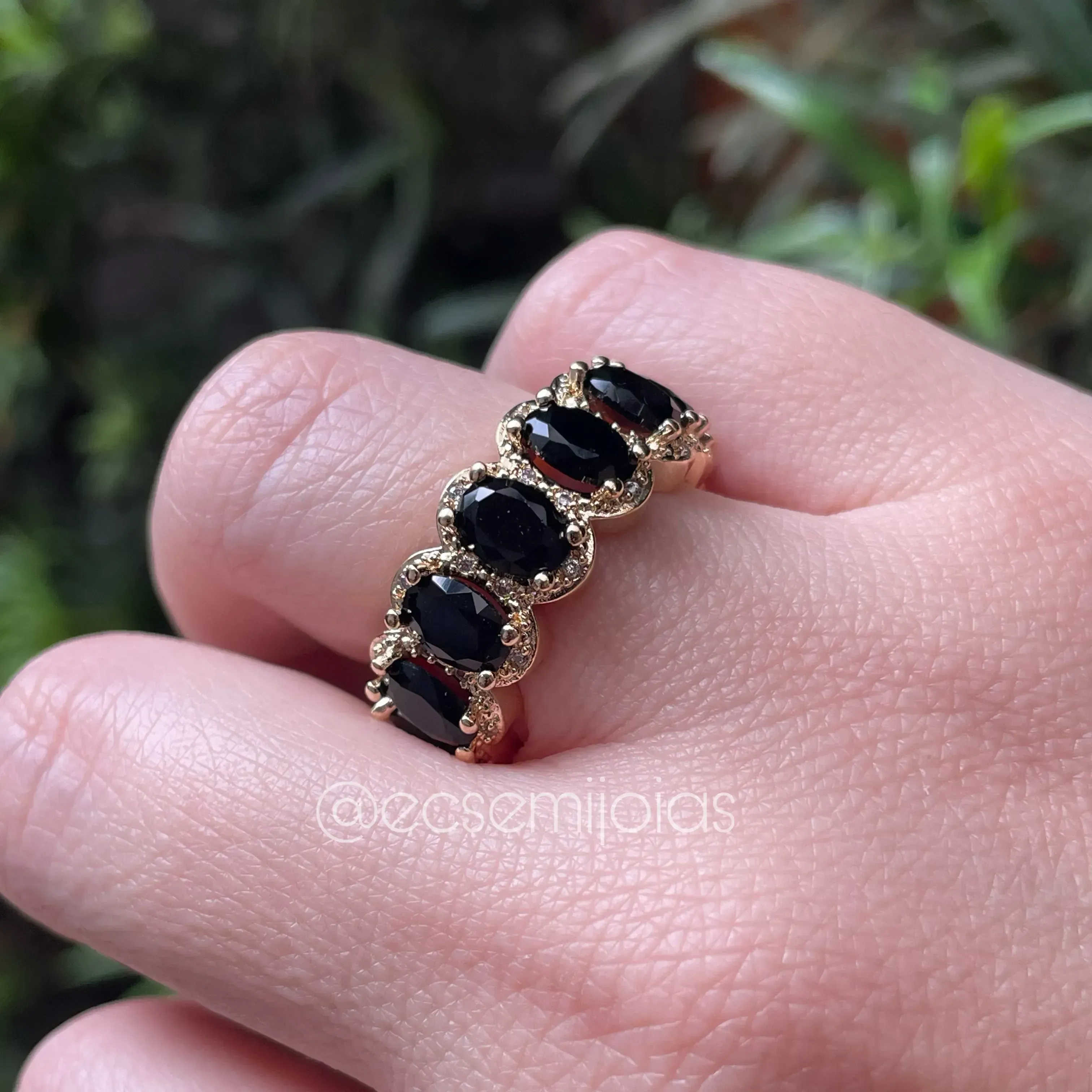 Anel com 100% de zircônias ovais cravejado em volta - pedra 5x7mm - banhado a ouro 18k