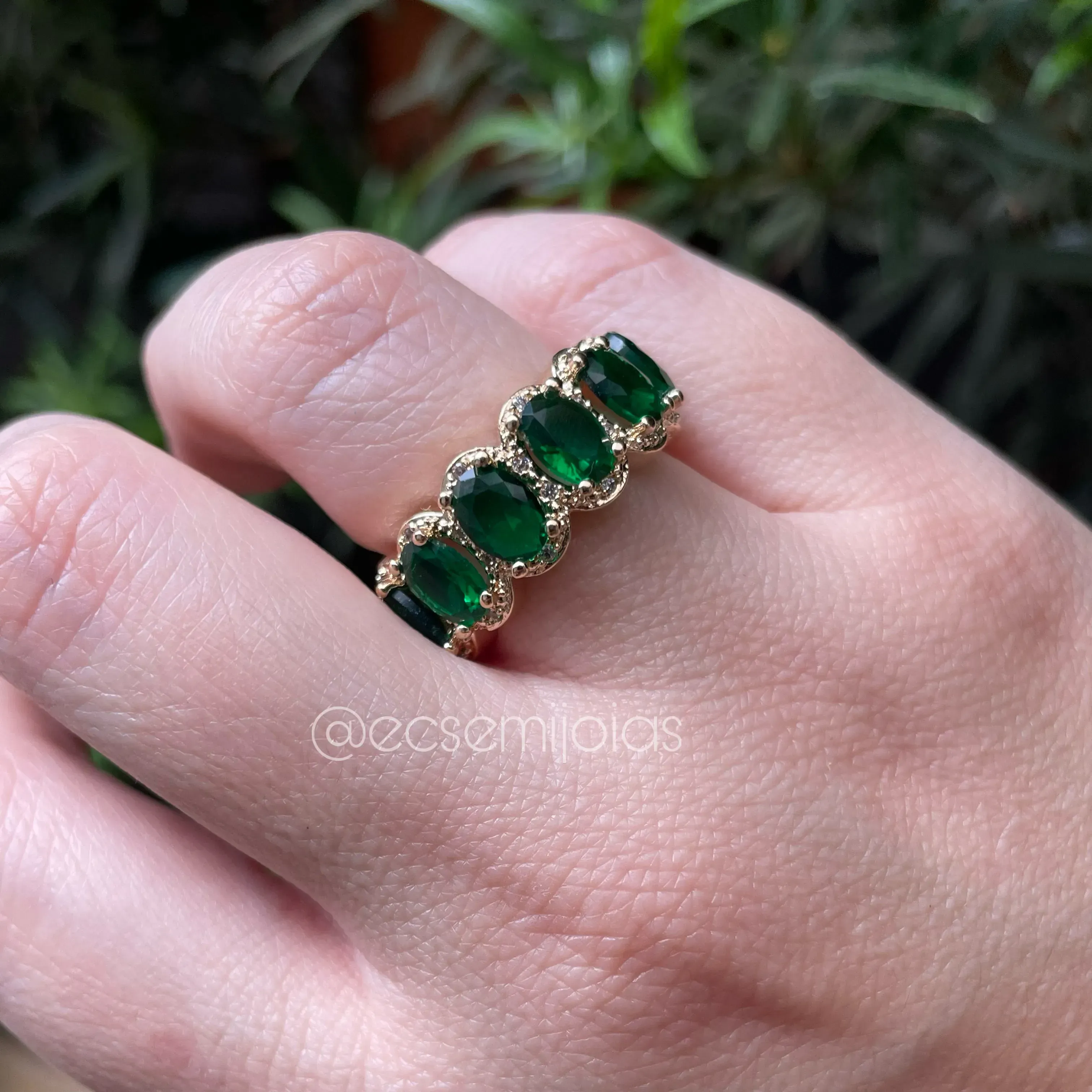 Anel com 100% de zircônias ovais cravejado em volta - pedra 5x7mm - banhado a ouro 18k