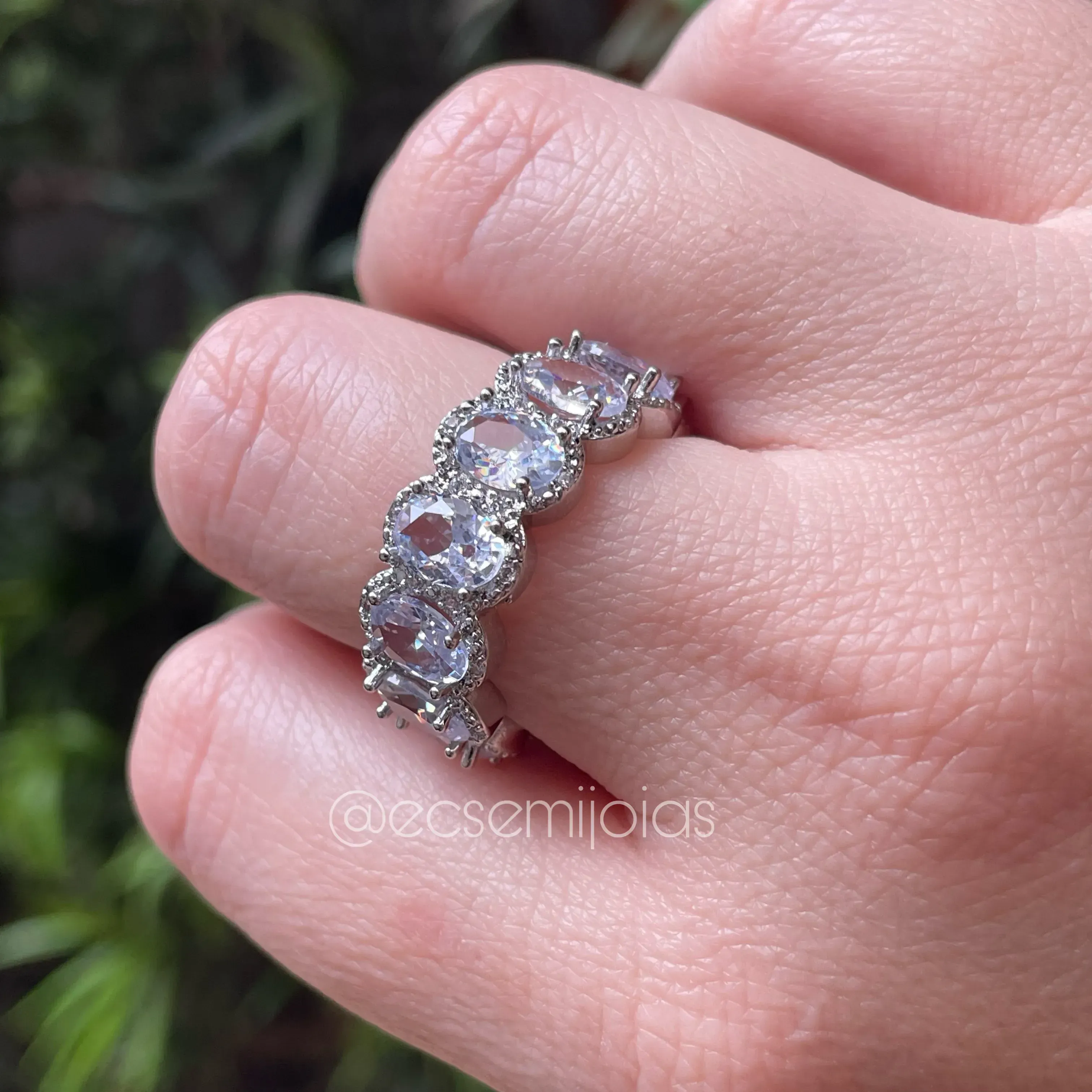 Anel com 100% de zircônias ovais cravejado em volta - pedra 5x7mm - banhado a prata 925