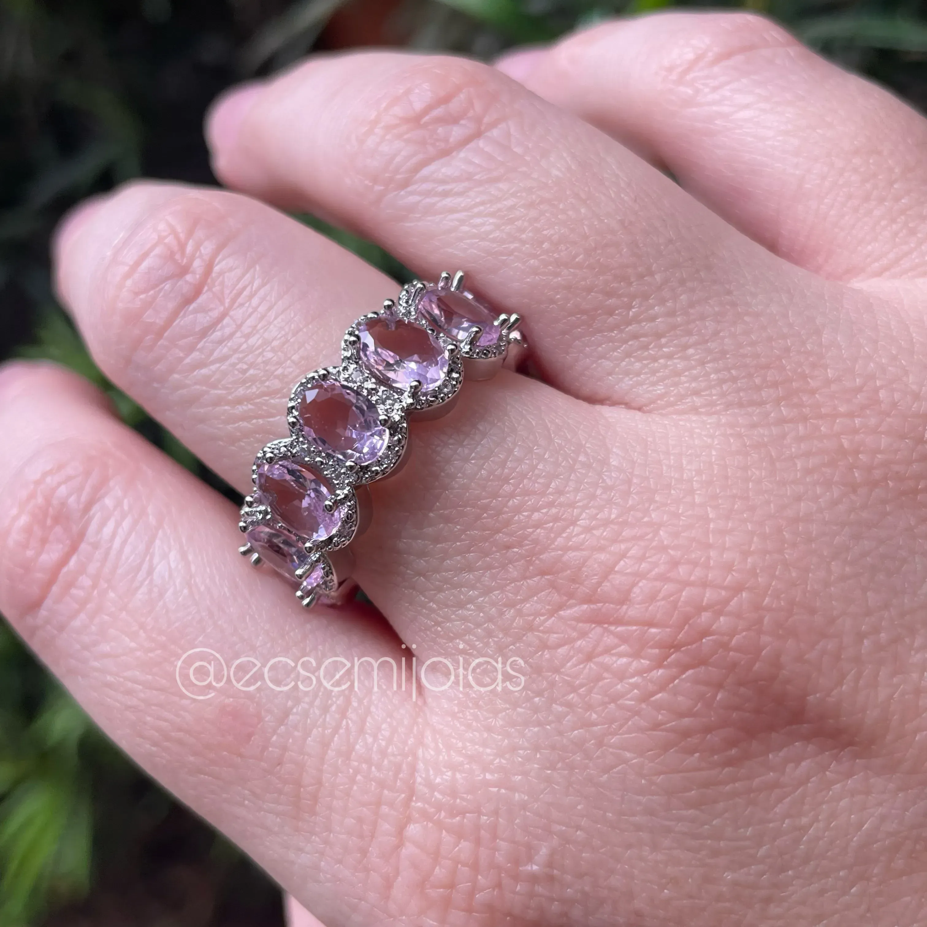 Anel com 100% de zircônias ovais cravejado em volta - pedra 5x7mm - banhado a prata 925