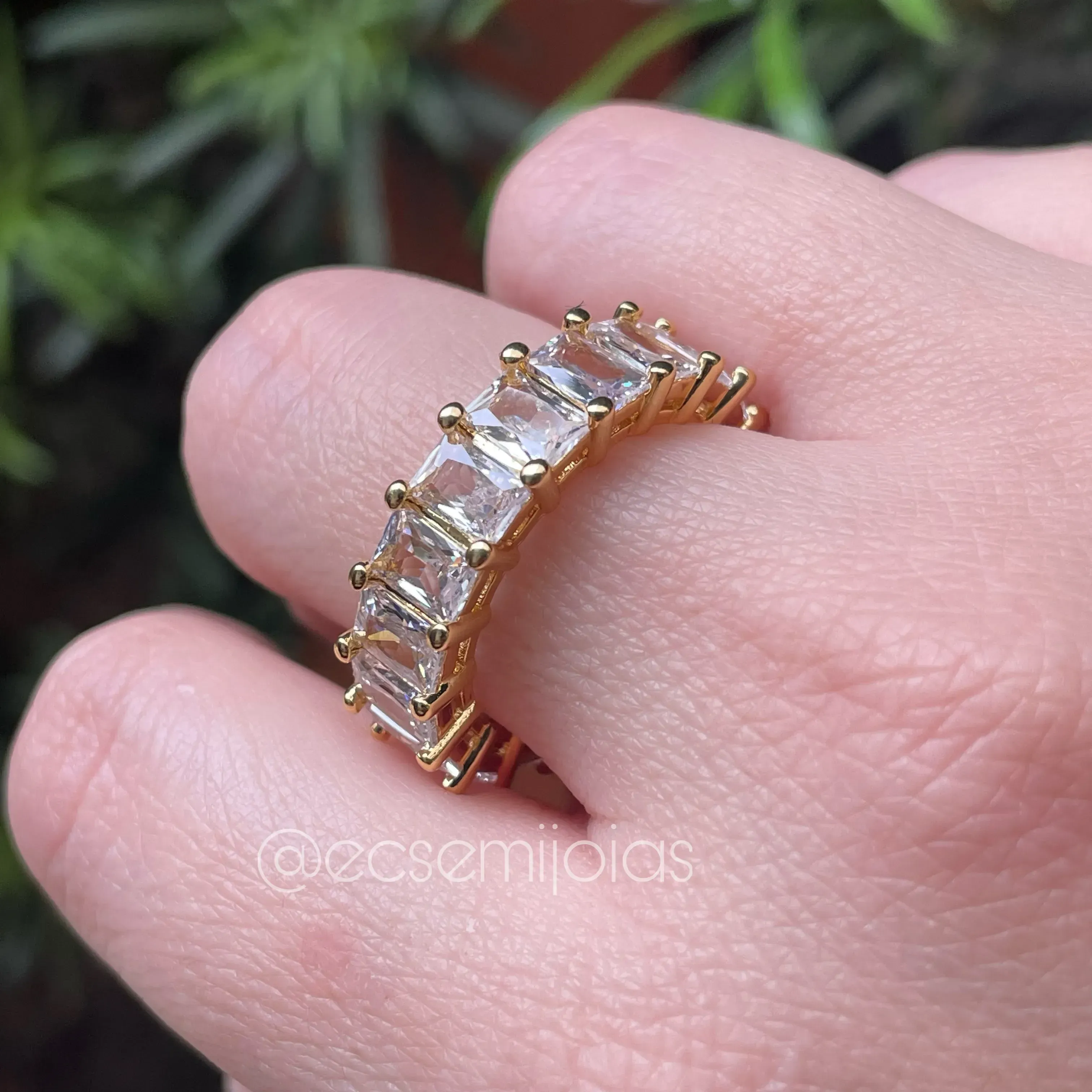 Anel com 100% de zircônias retangulares - pedra 4x6mm - banhado a ouro 18k