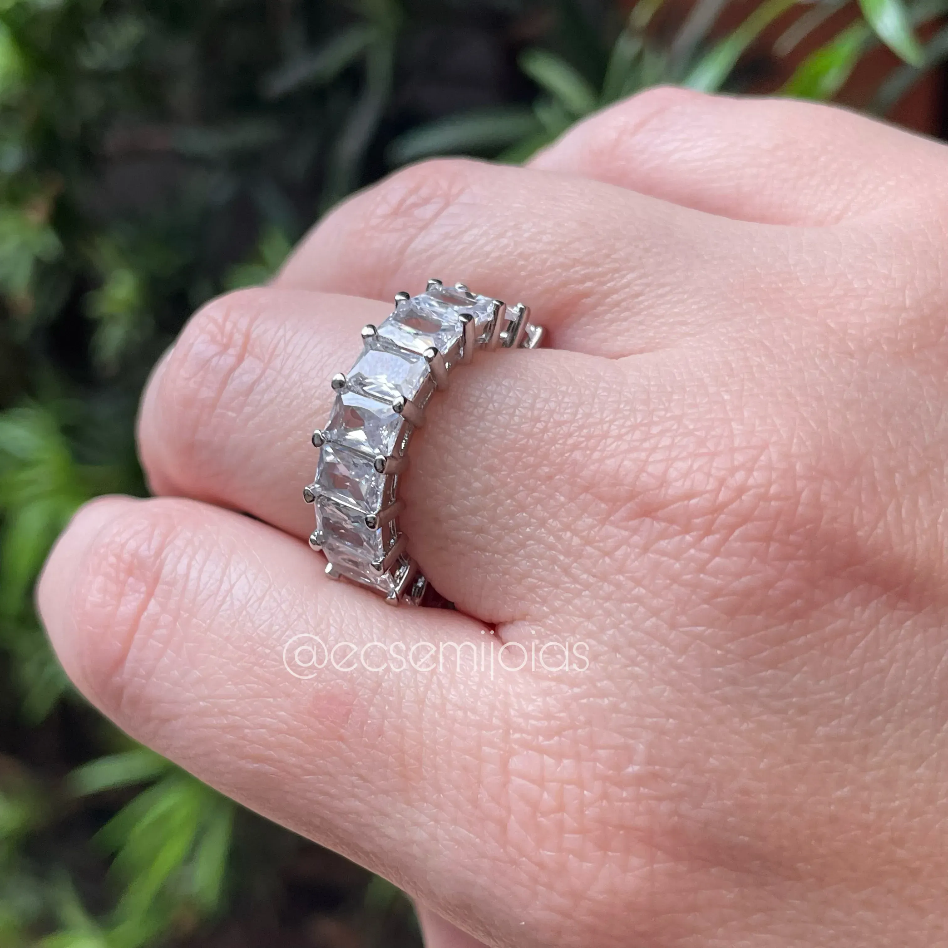 Anel com 100% de zircônias retangulares - pedra 4x6mm - banhado a prata 925