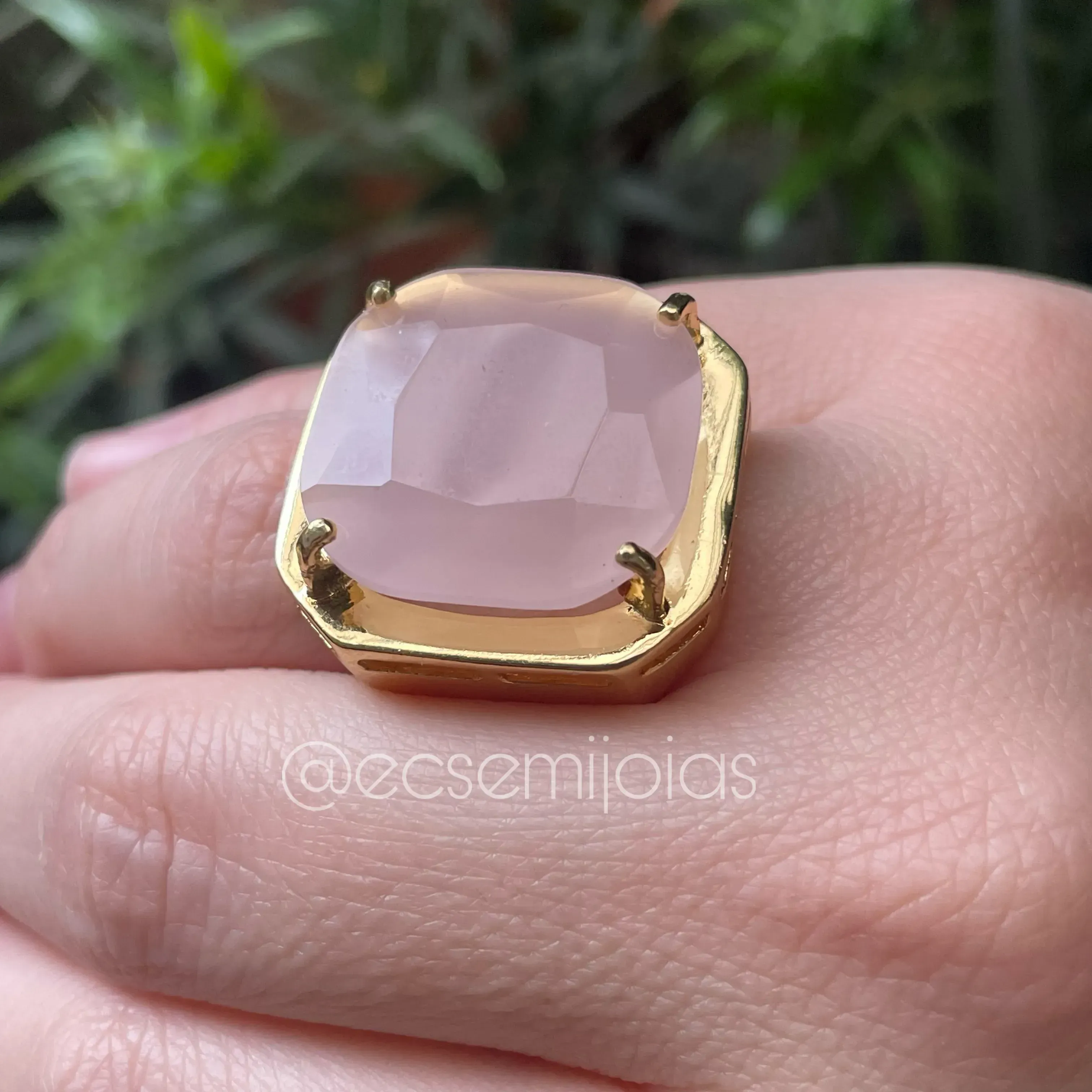 Anel com pedra quadrada - diâmetro pedra 22mm cada lado - banhado a ouro 18k